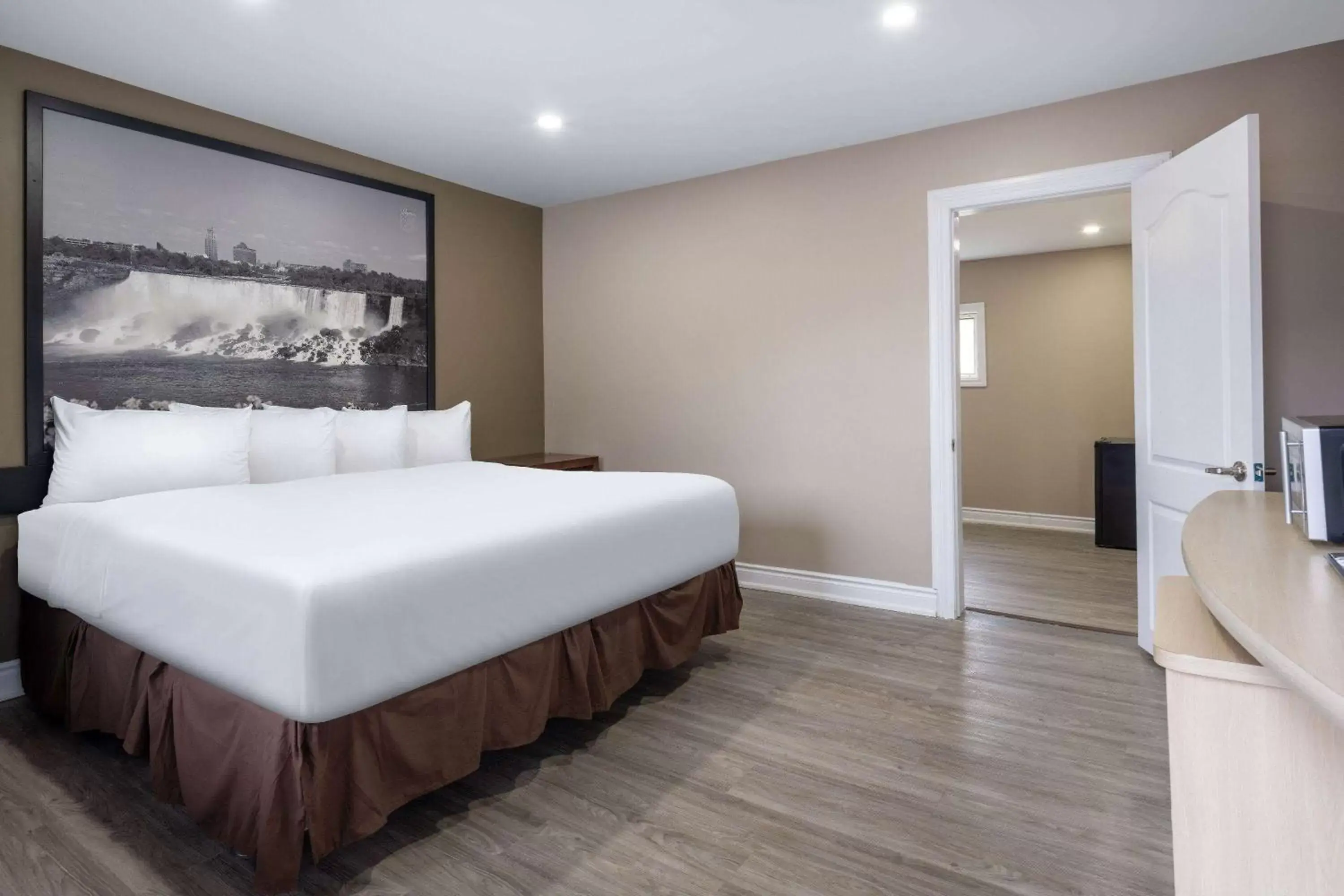 Bed in Super 8 by Wyndham Niagara Falls ON