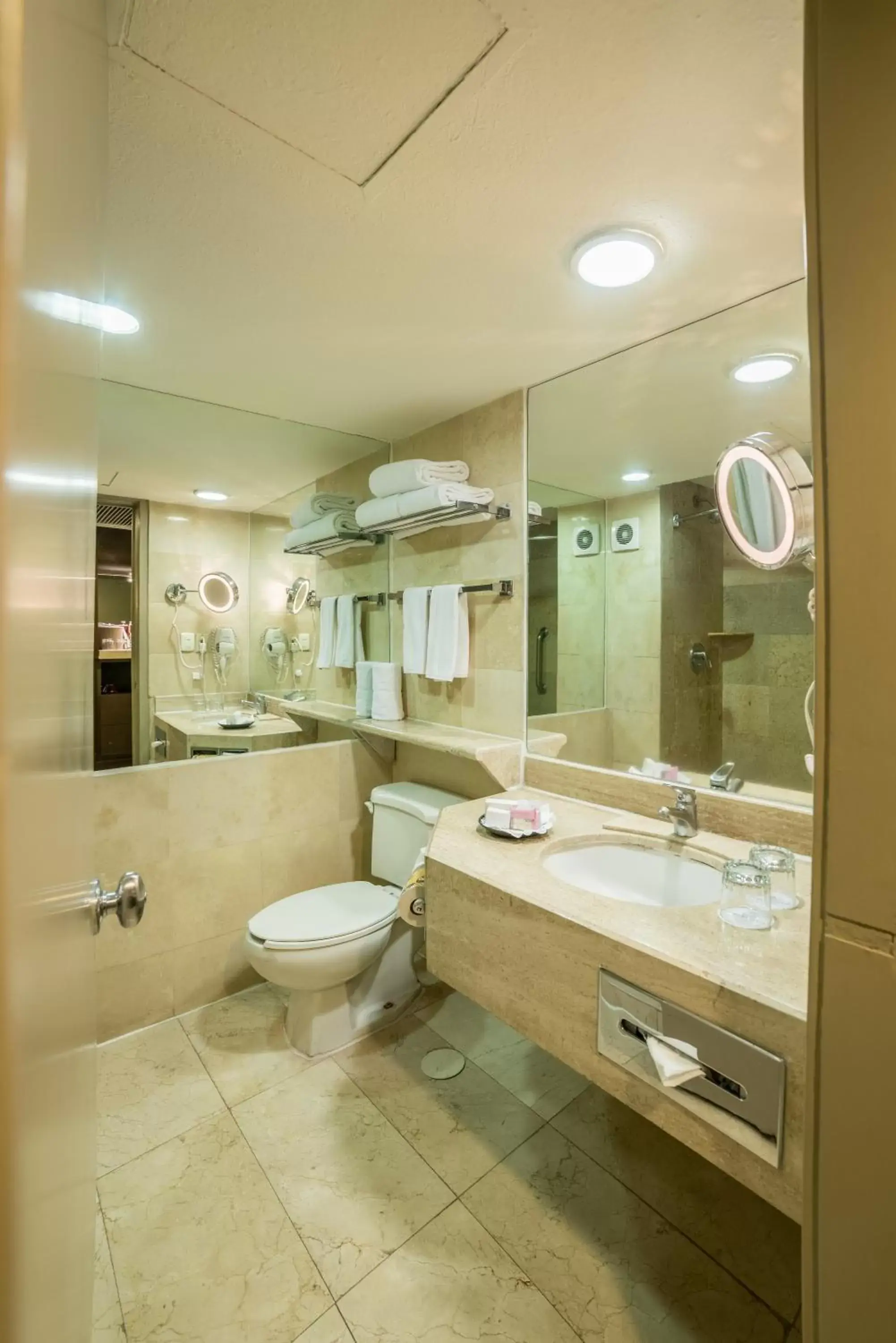 Bathroom in Holiday Inn Guadalajara Expo Plaza del Sol, an IHG Hotel