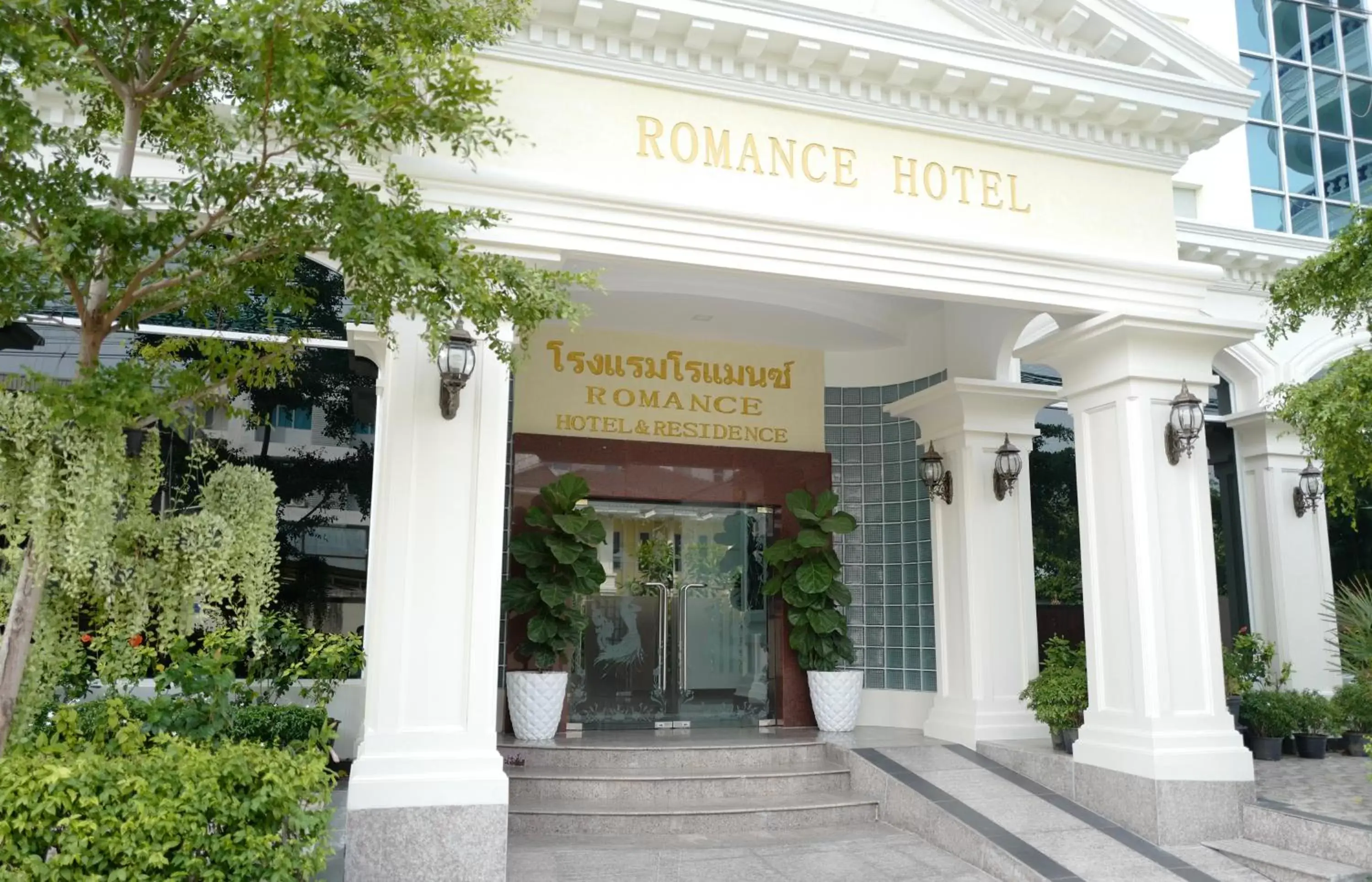 Facade/entrance in Romance Hotel Sukhumvit 97