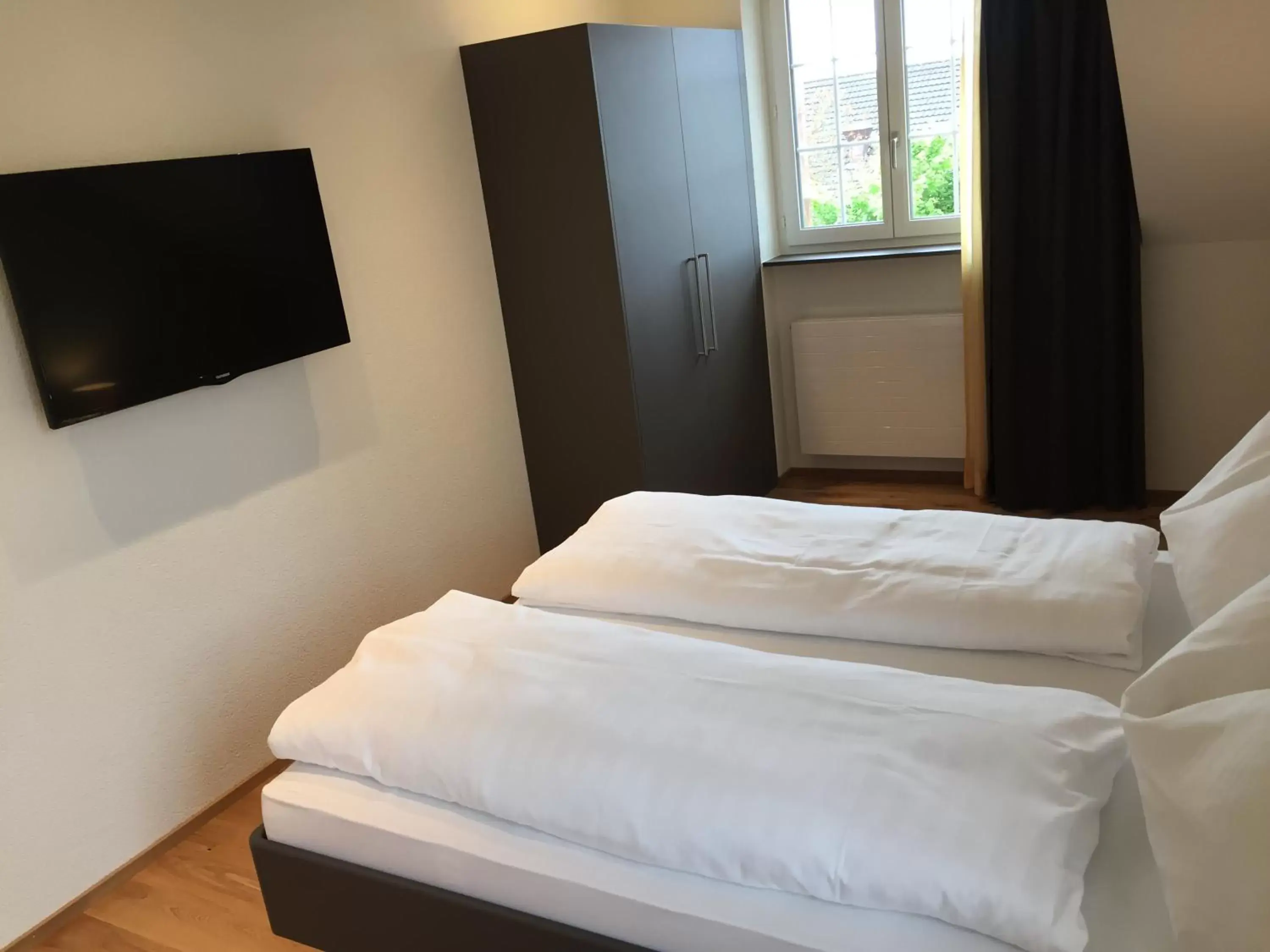 Photo of the whole room, Bed in Gasthof National