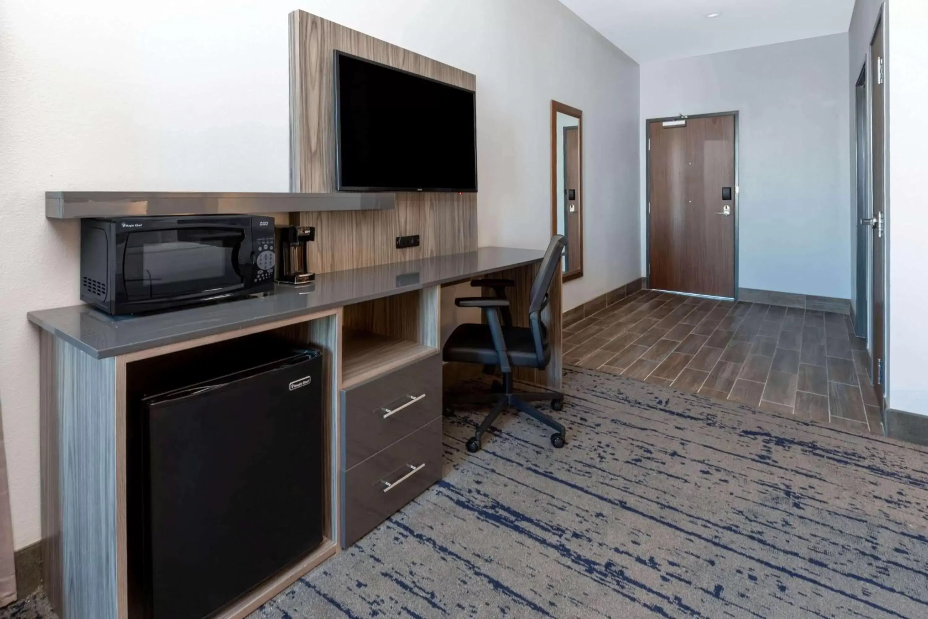Photo of the whole room, TV/Entertainment Center in La Quinta Inn & Suites by Wyndham Frisco