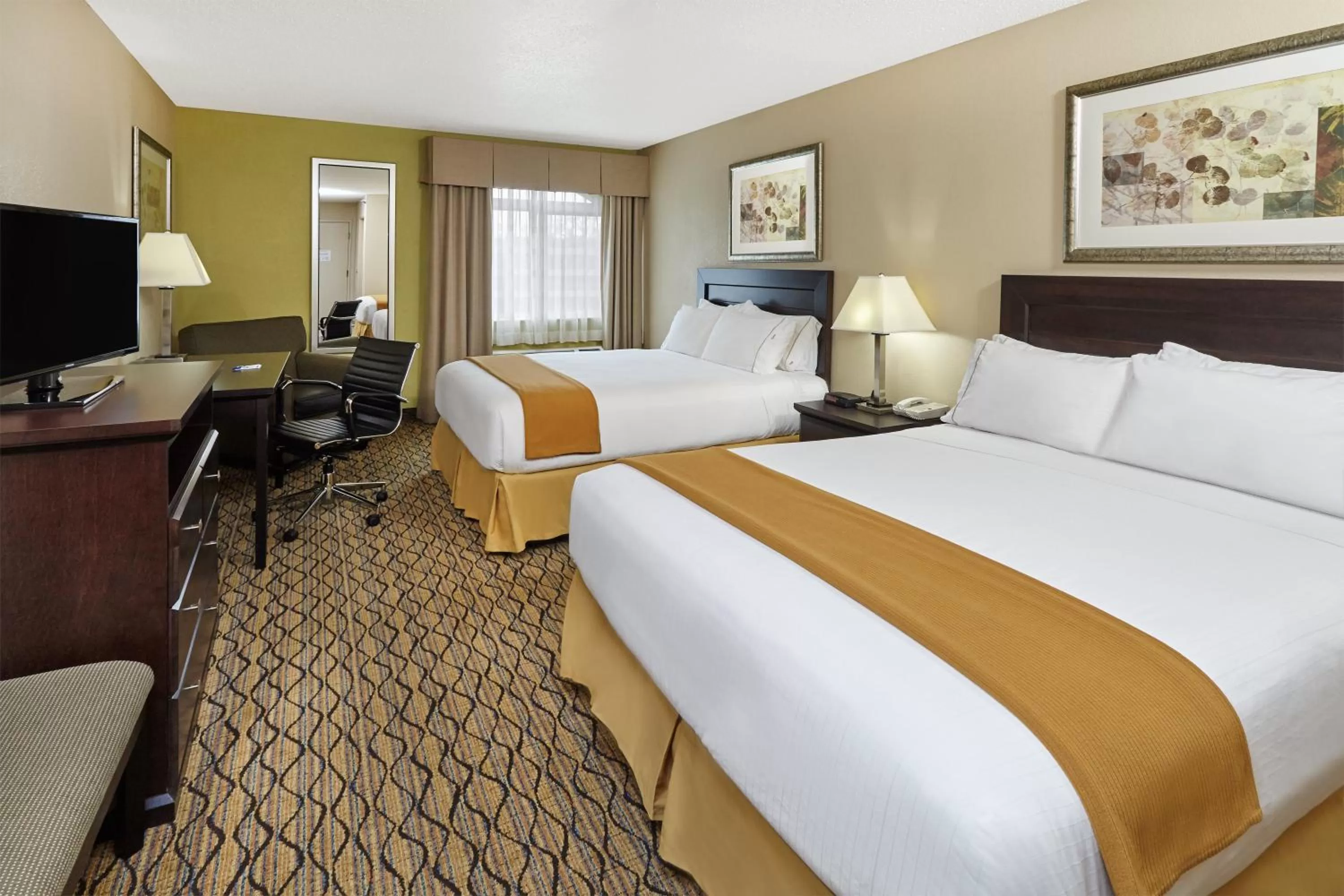 Photo of the whole room, Bed in Holiday Inn Express & Suites Chicago-Libertyville by IHG