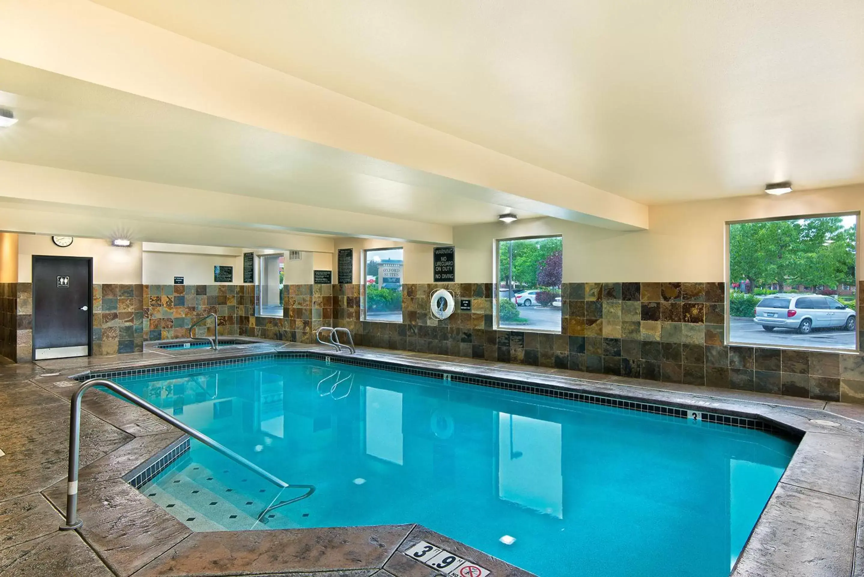Hot Tub, Swimming Pool in Oxford Suites Spokane Valley