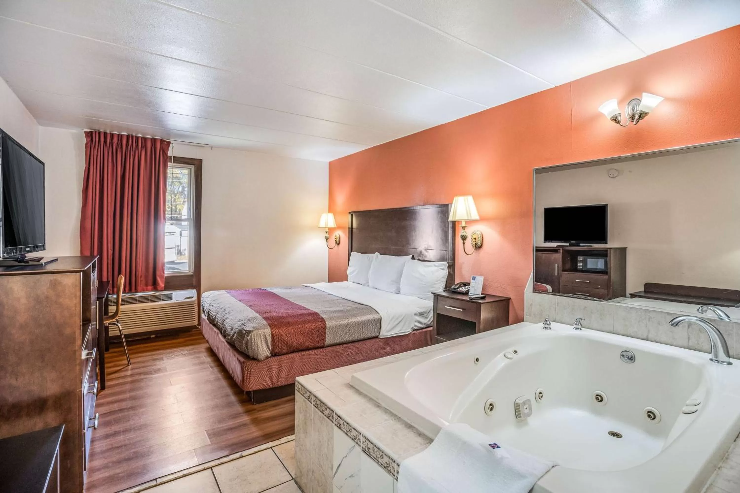 Hot Tub, Bed in Motel 6-Levittown, PA - Bensalem