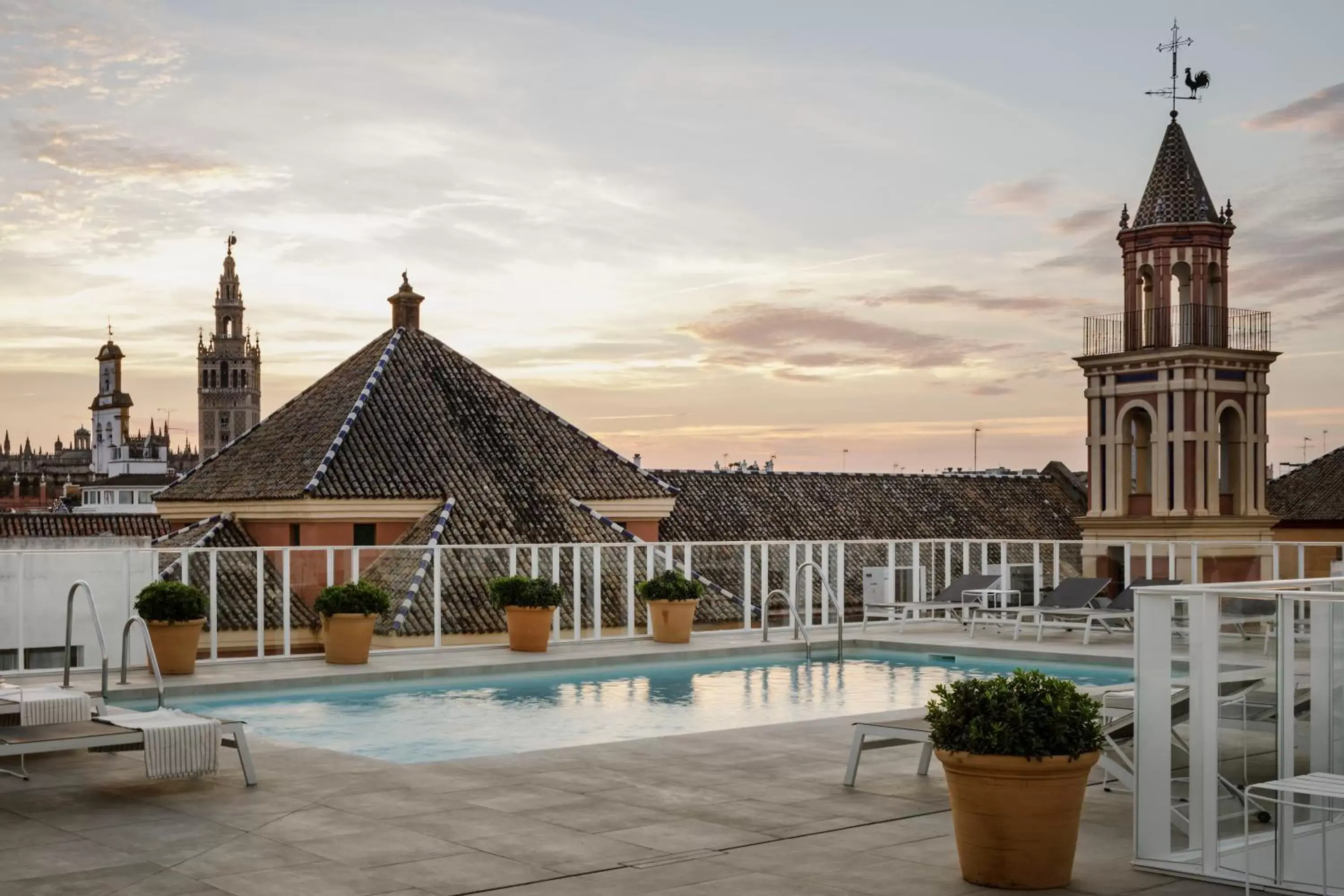 Swimming pool, Property Building in Hotel Fernando III