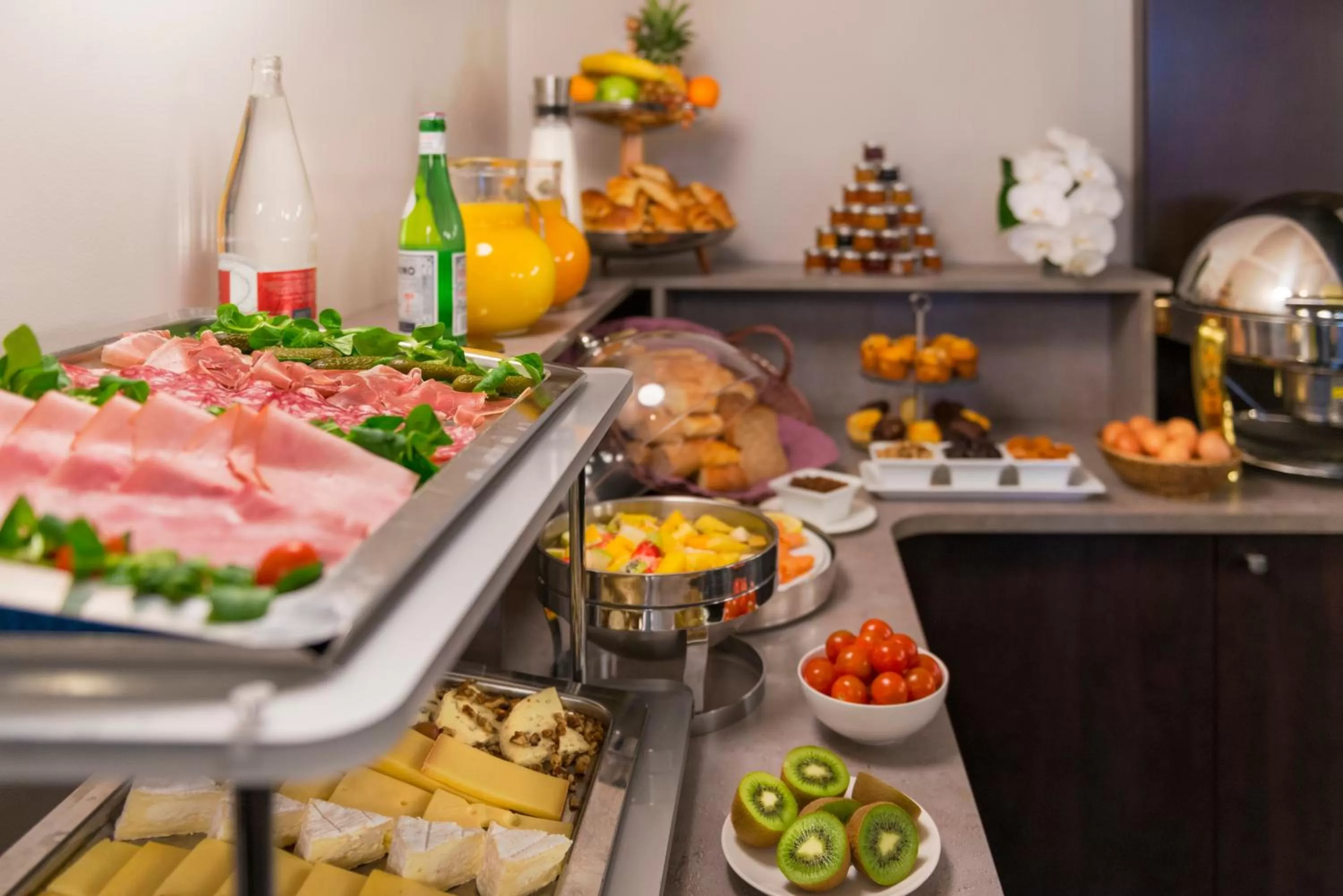 Food and drinks in Hôtel Le Marquis by Inwood Hotels