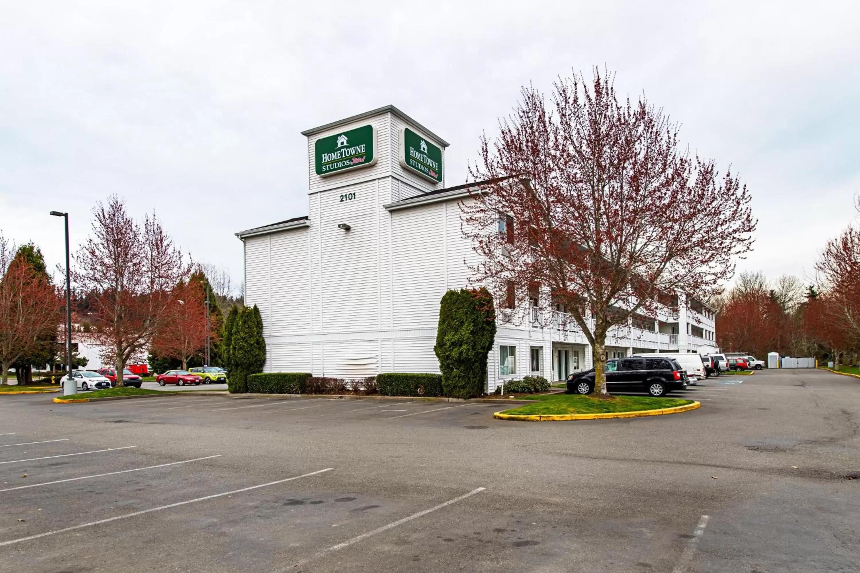 Property Building in HomeTowne Studios by Red Roof Tacoma - Puyallup