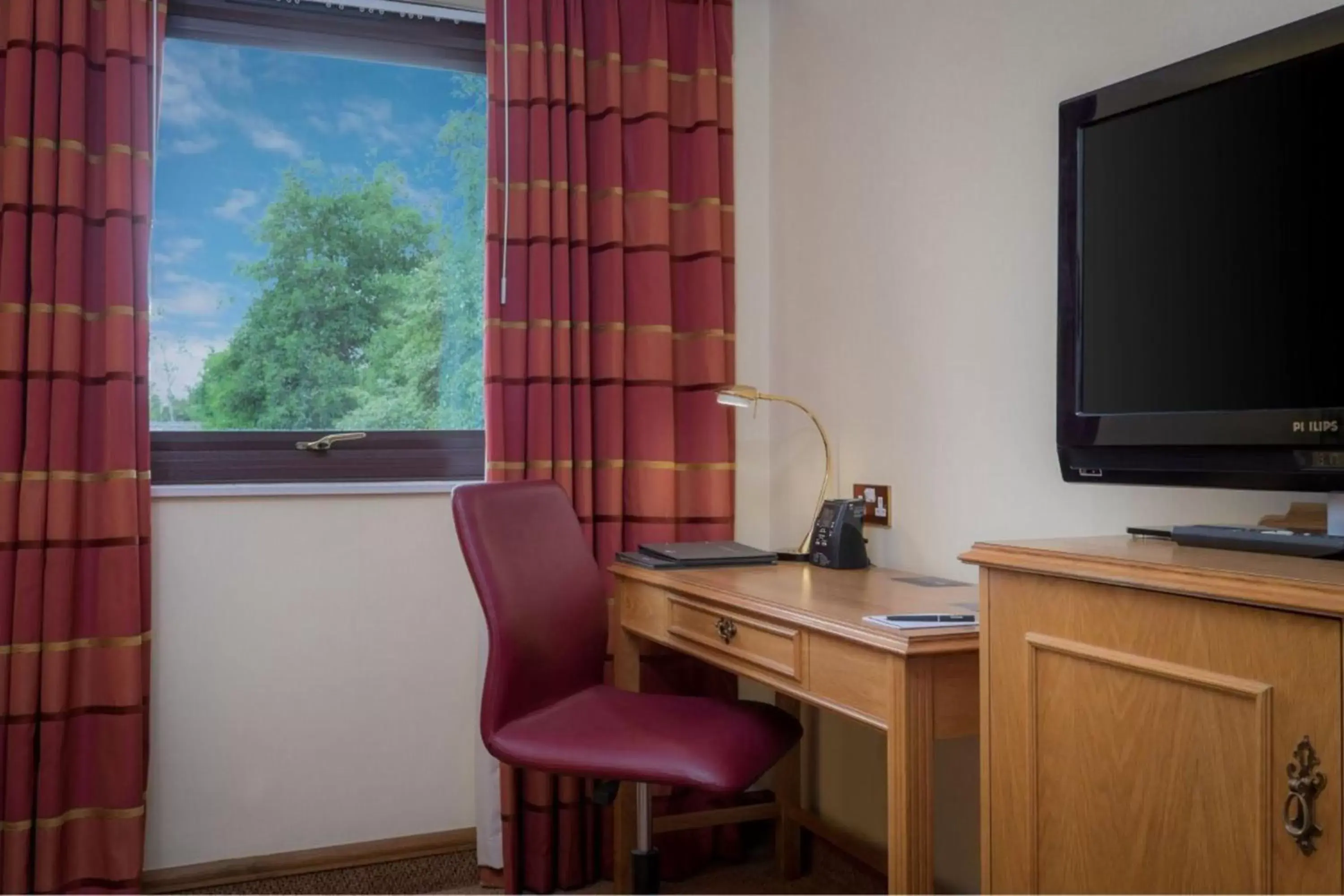 Photo of the whole room, TV/Entertainment Center in Delta Hotels by Marriott Warwick