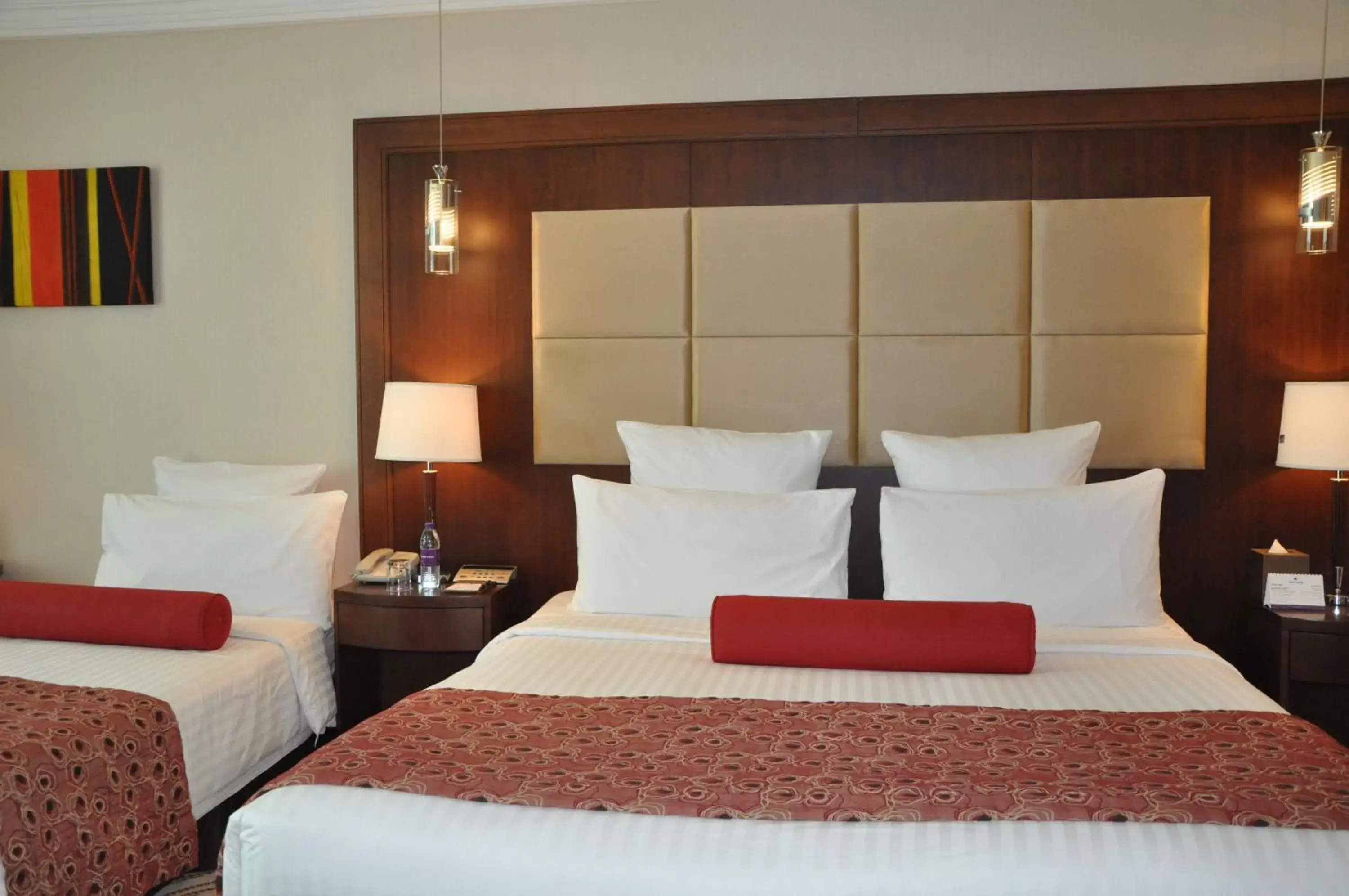 Bed in Park Regis Kris Kin Hotel