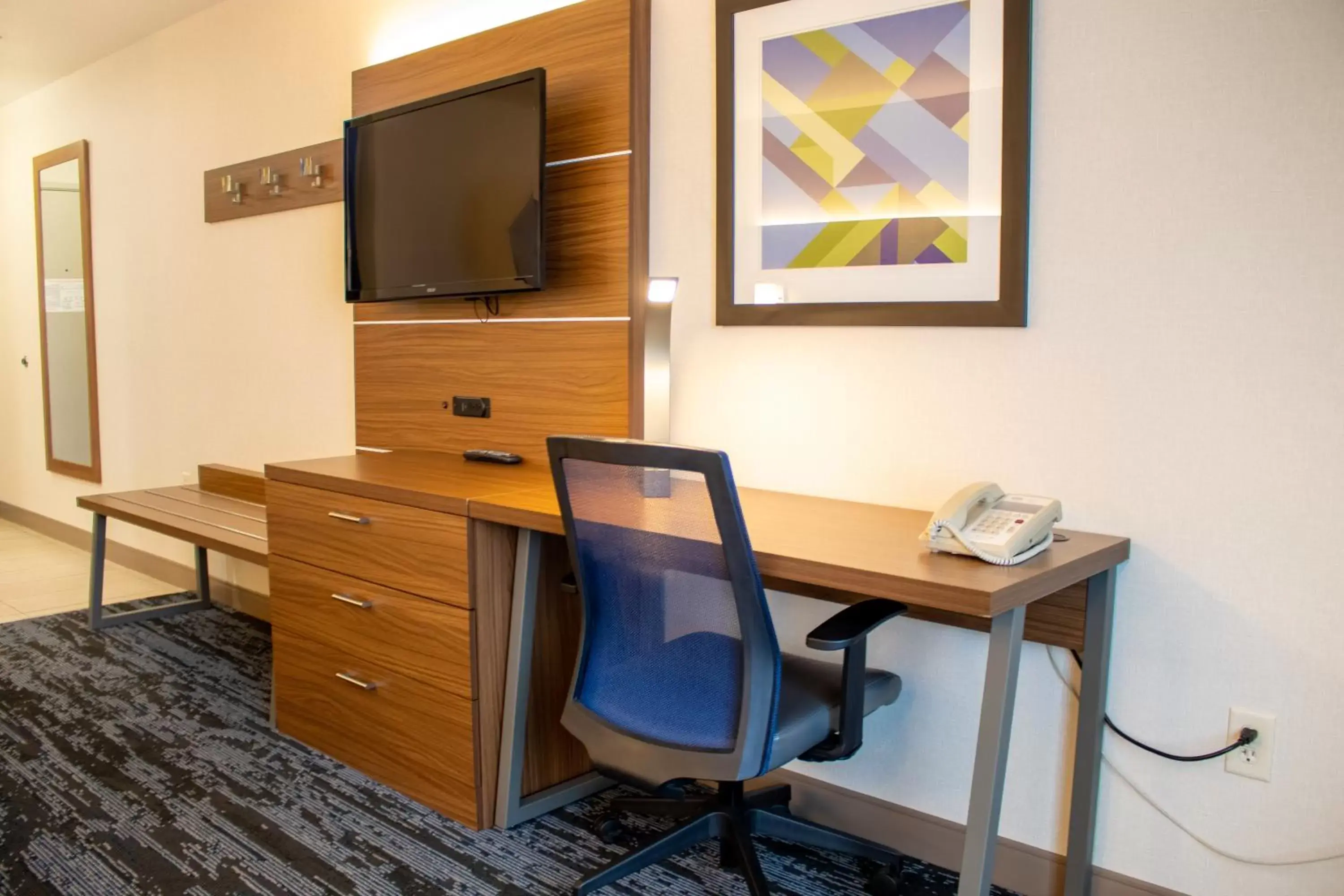 TV/Entertainment Center in Holiday Inn Express & Suites Wausau, an IHG Hotel