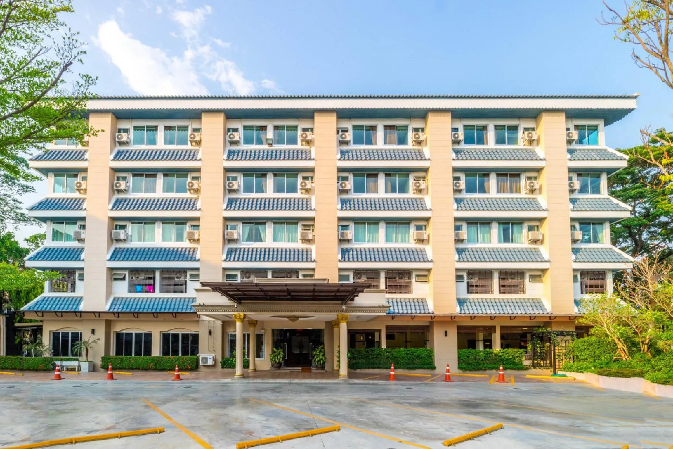 Property building in Sakulchai Place