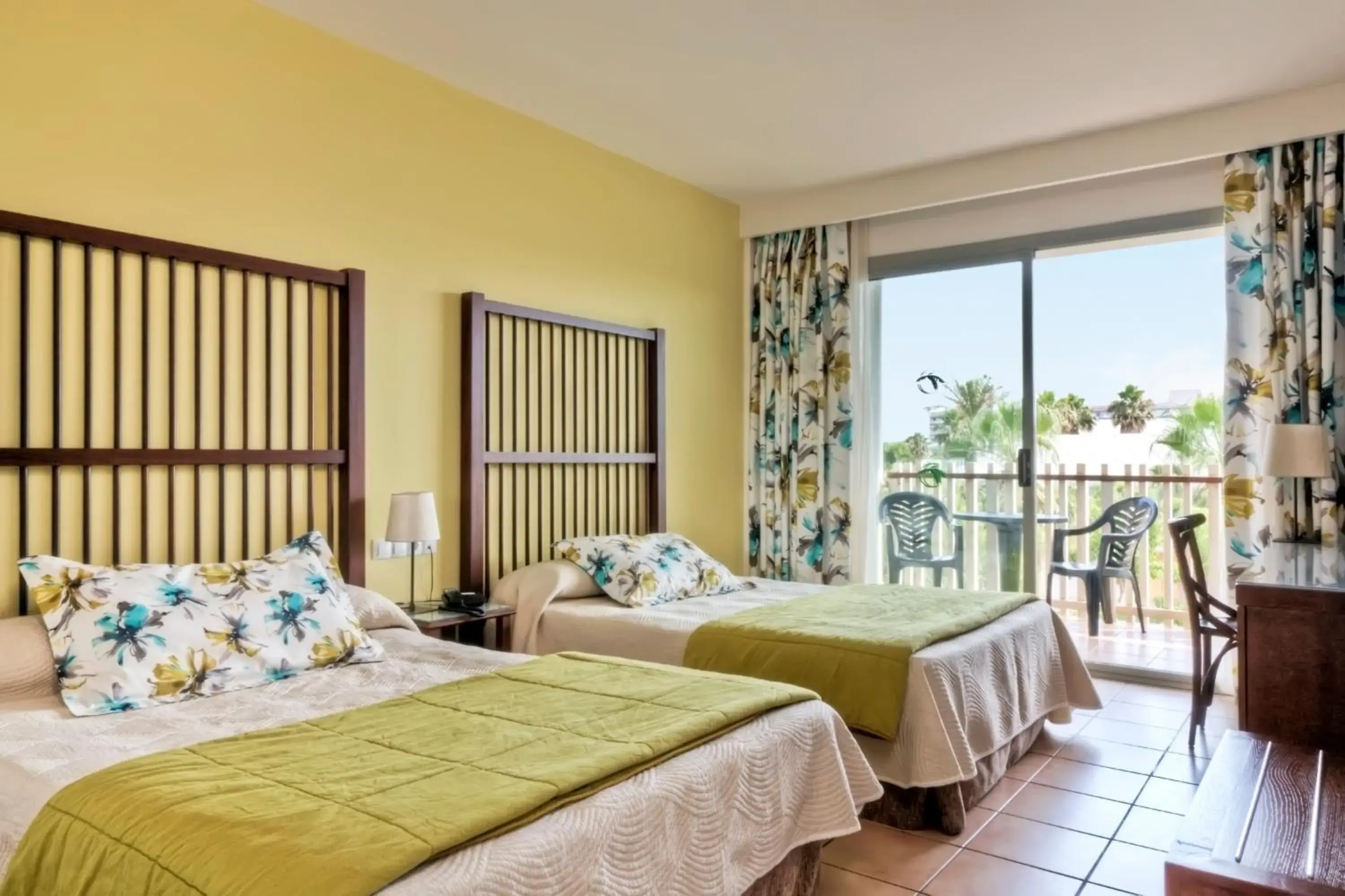 Bed in Portaventura Hotel Caribe