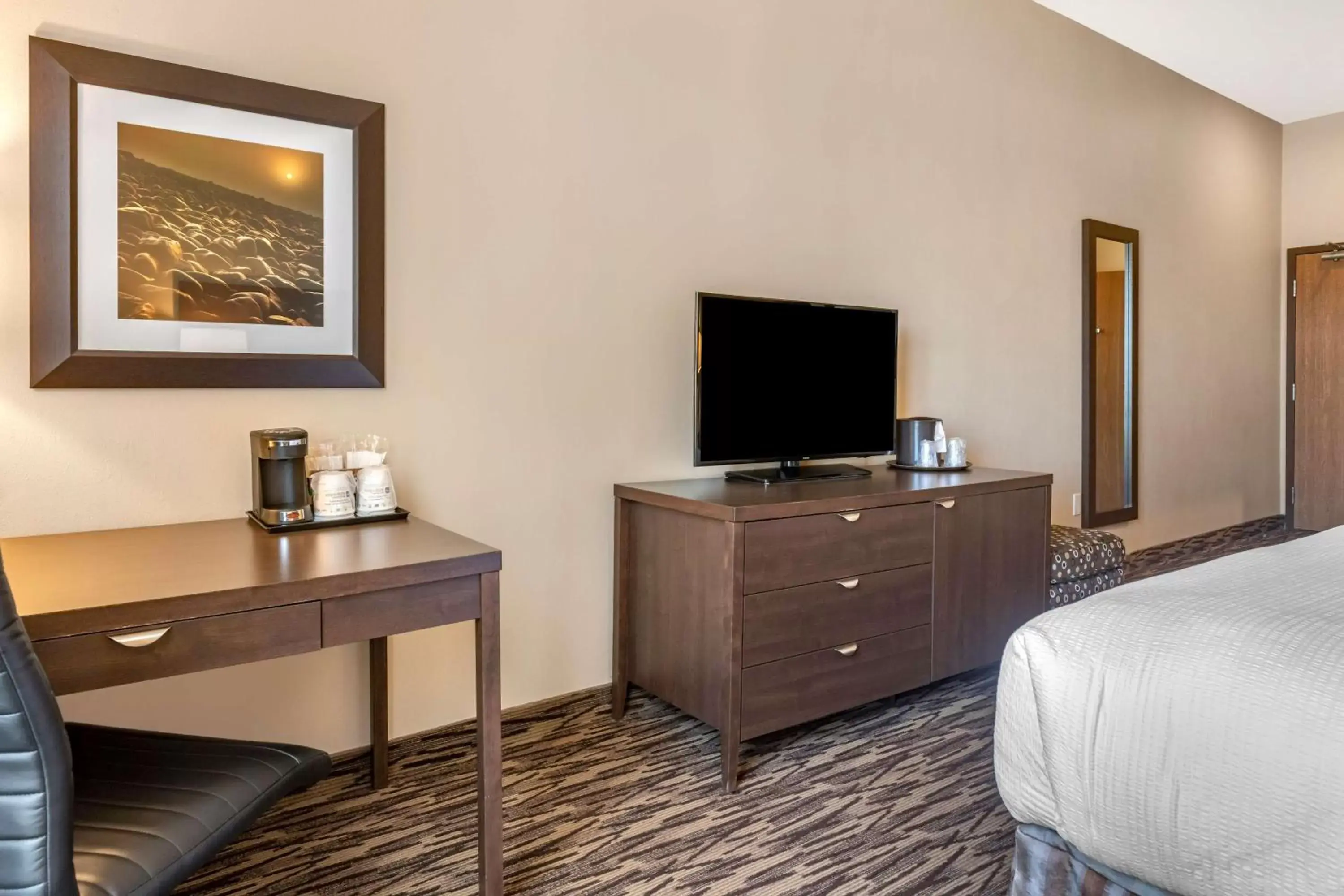 Bedroom, TV/Entertainment Center in Best Western Plus Bridgewater Hotel & Convention Centre