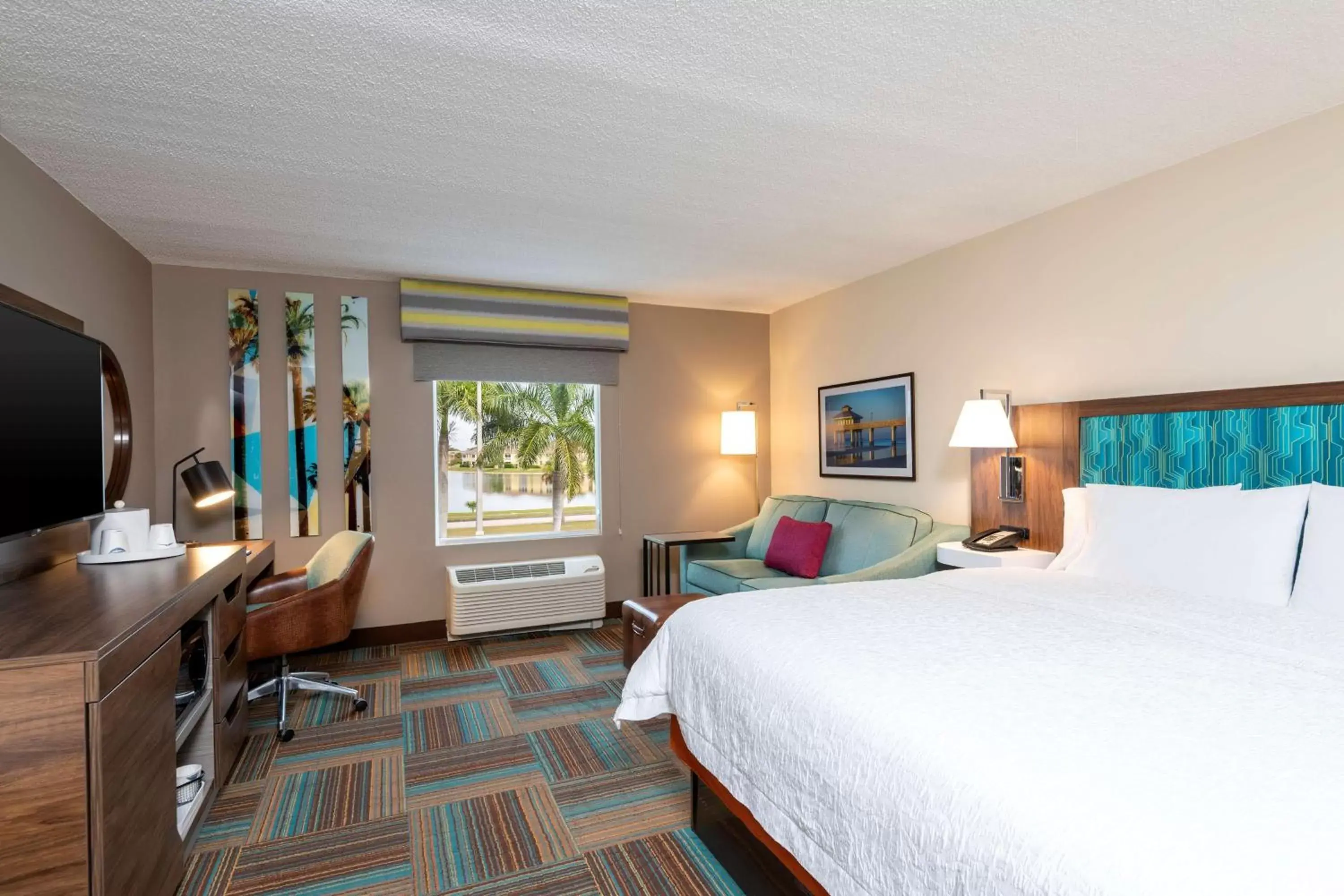 Bed in Hampton Inn & Suites Fort Myers-Colonial Boulevard