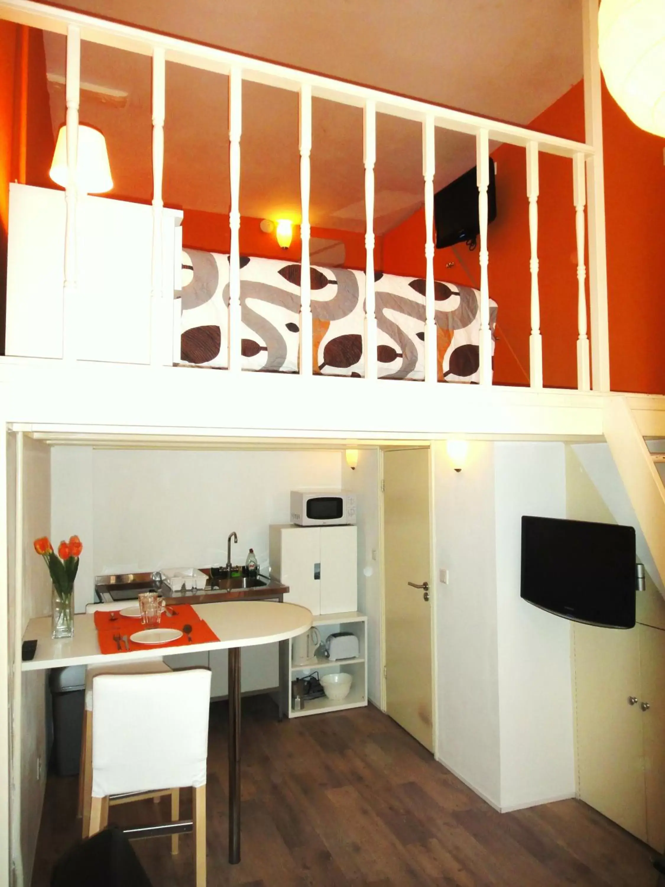 Photo of the whole room, Kitchen/Kitchenette in Orange Suite Studio