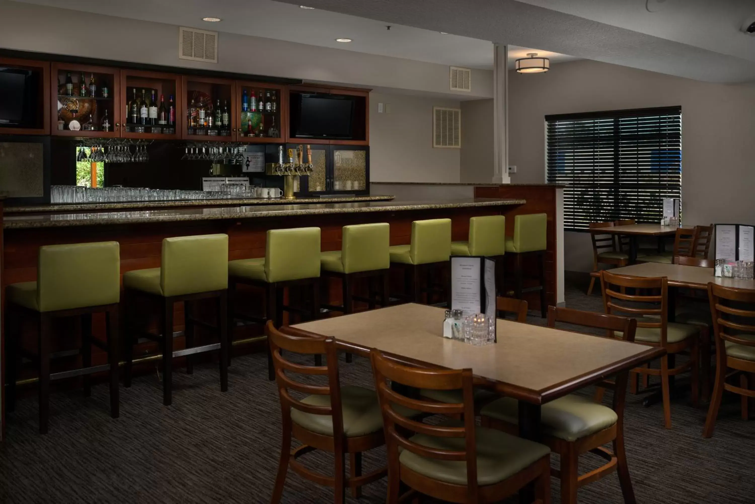 Restaurant/places to eat, Lounge/Bar in Country Inn & Suites by Radisson, Portland International Airport, OR