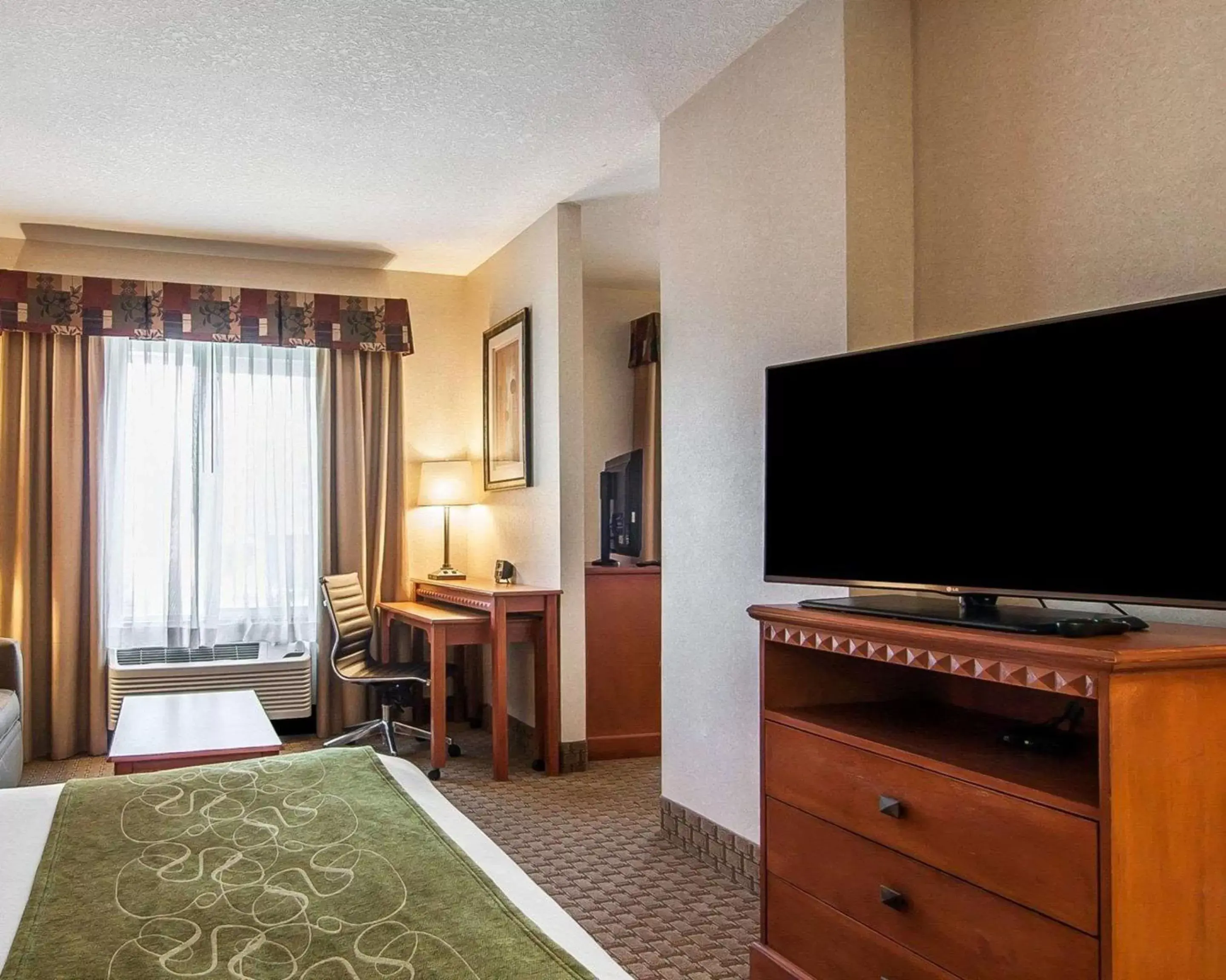 Photo of the whole room, TV/Entertainment Center in Comfort Suites Redmond Airport