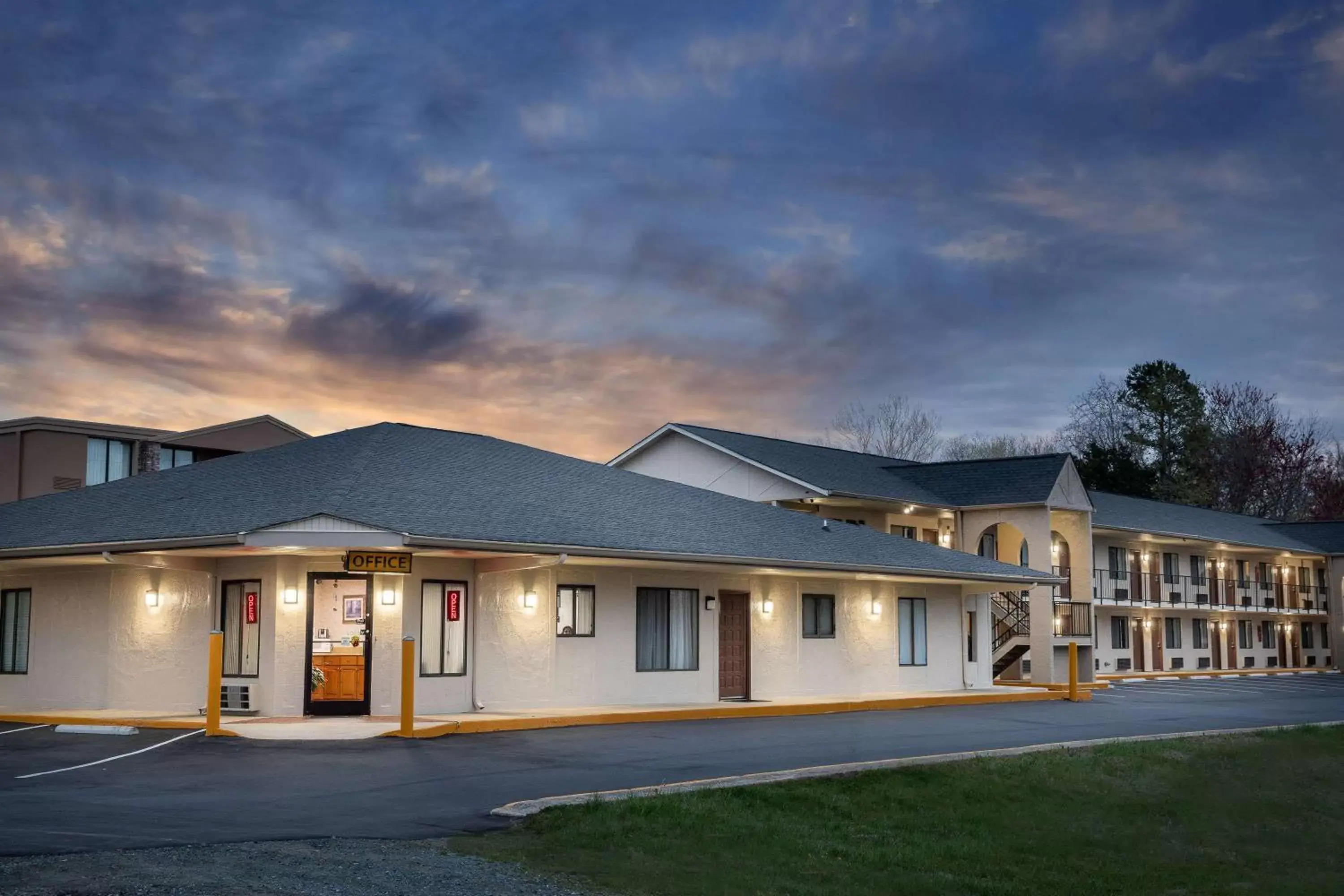 Property building in Super 8 by Wyndham Burlington NC Property building in Super 8 by Wyndham Burlington NC