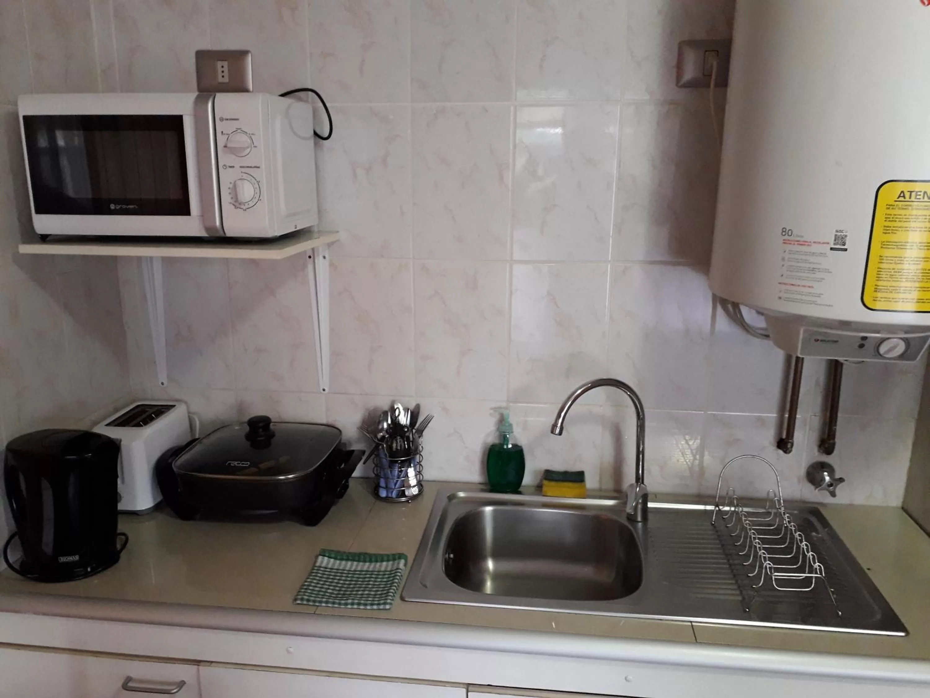 Dining area in Apart-Hotel Colonia-Königsberg UBICADO COSTADO TERMINAL BUSES, RÍO CALLE CALLE CARABINEROS DEPARTAMENTOS COMPLETOS CON AIRE ACONDICIONADO Y ESTACIONAMIENTO