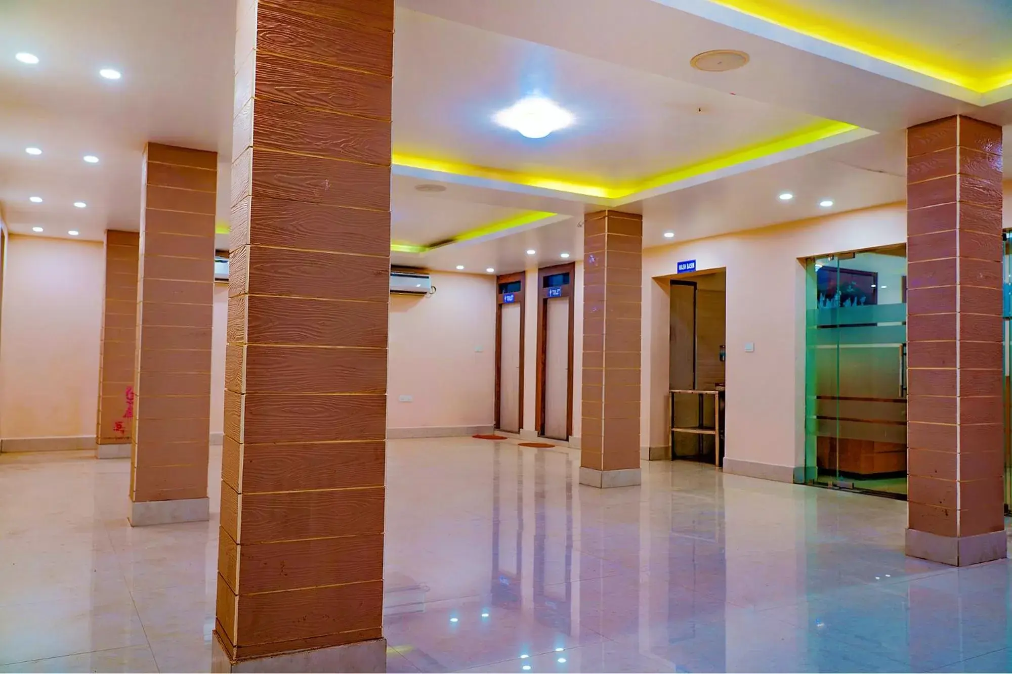 Lobby or reception, Bathroom in FabHotel Kanchan Plaza