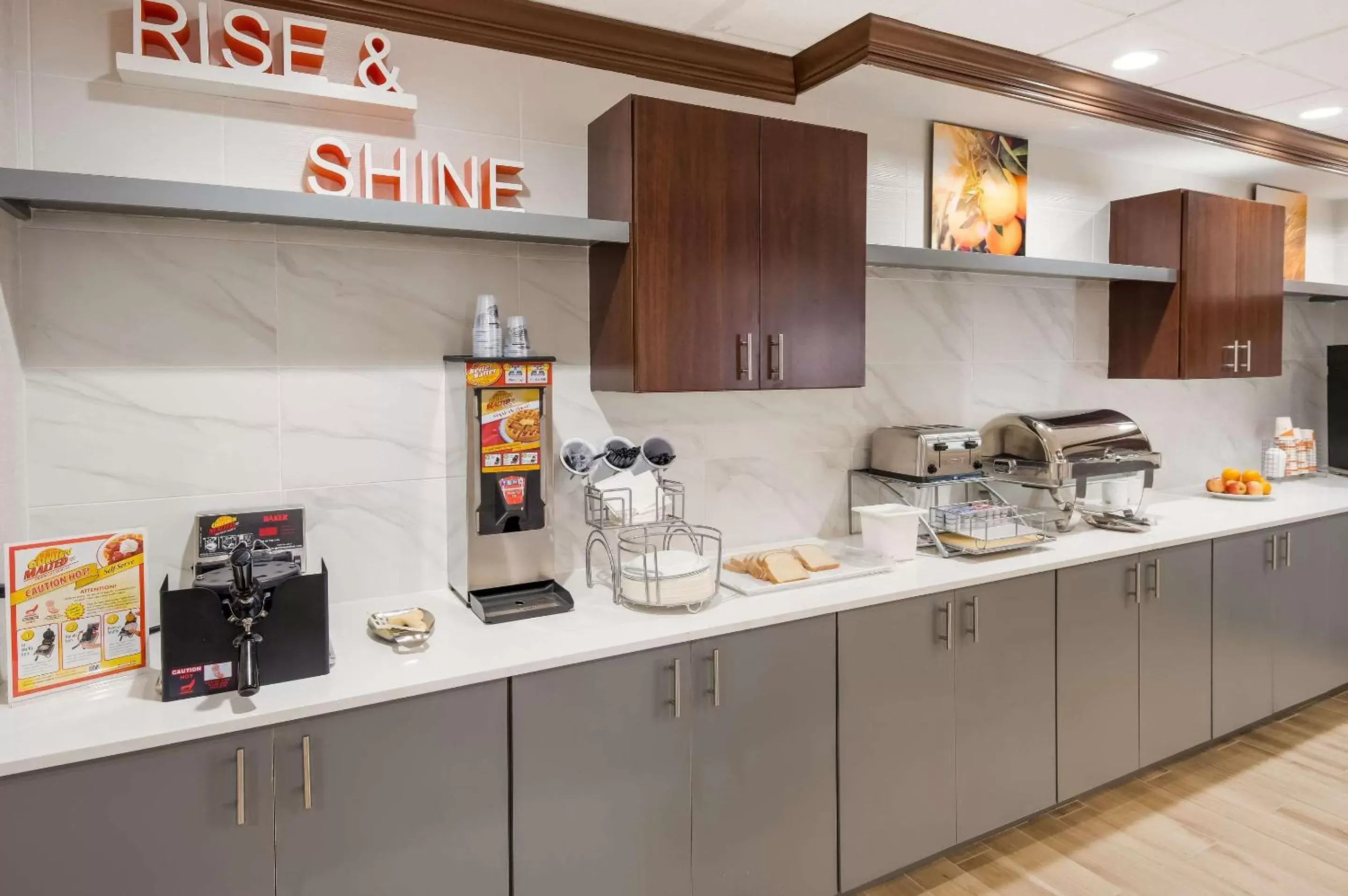 Breakfast, Kitchen/Kitchenette in Comfort Inn & Suites Fishers - Indianapolis