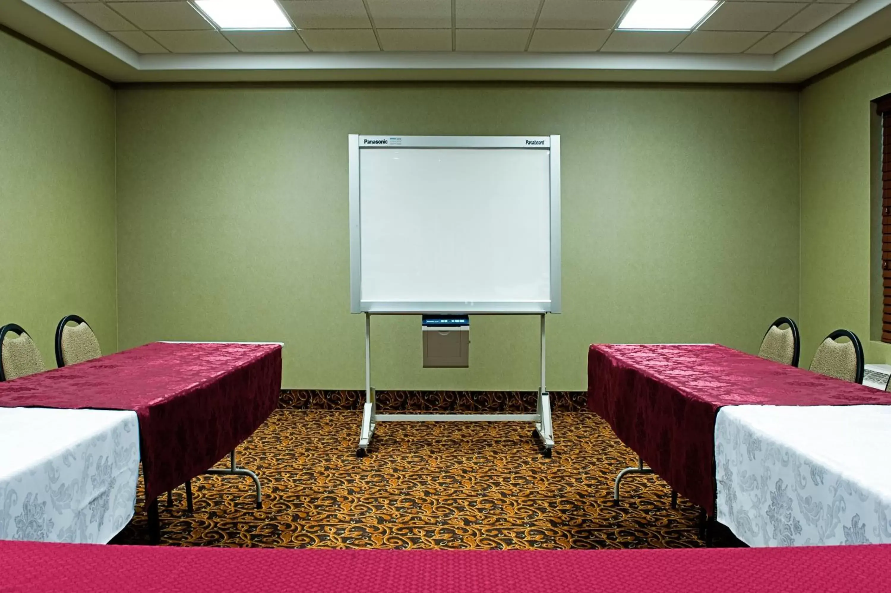 Meeting/conference room in Holiday Inn Express & Suites Drayton Valley, an IHG Hotel