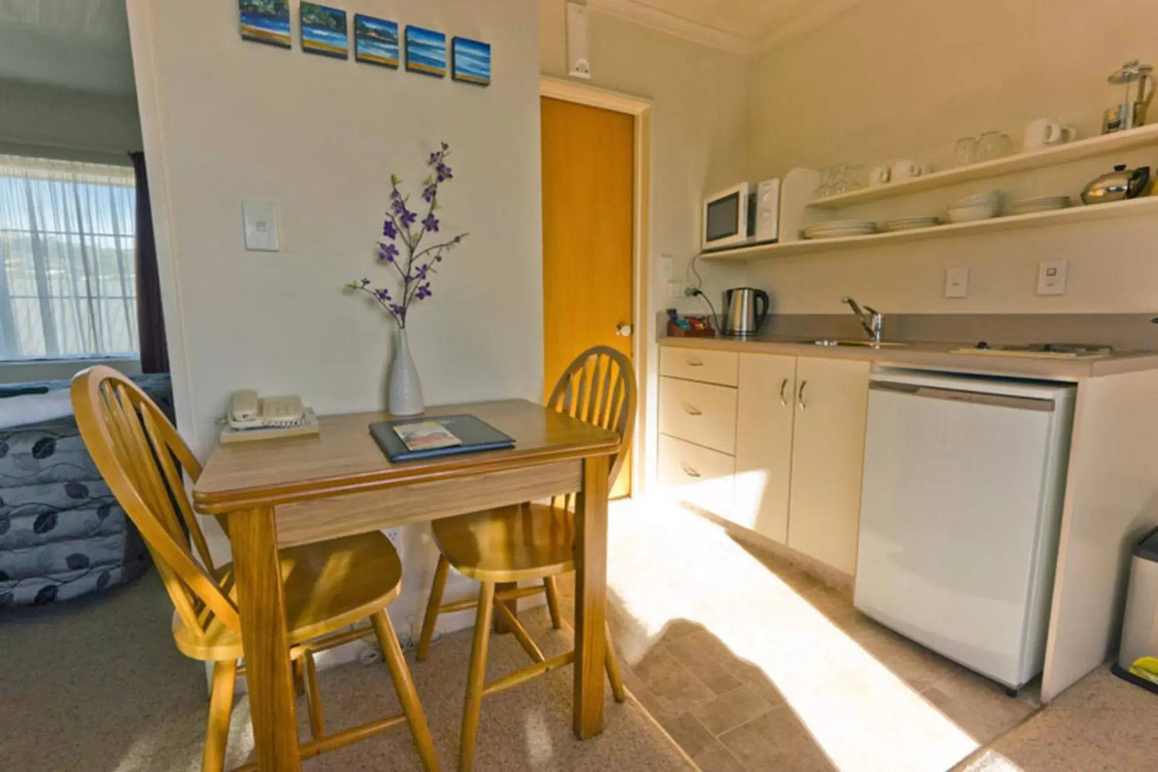 Kitchen or kitchenette, Dining Area in Arrow Motel Apartments