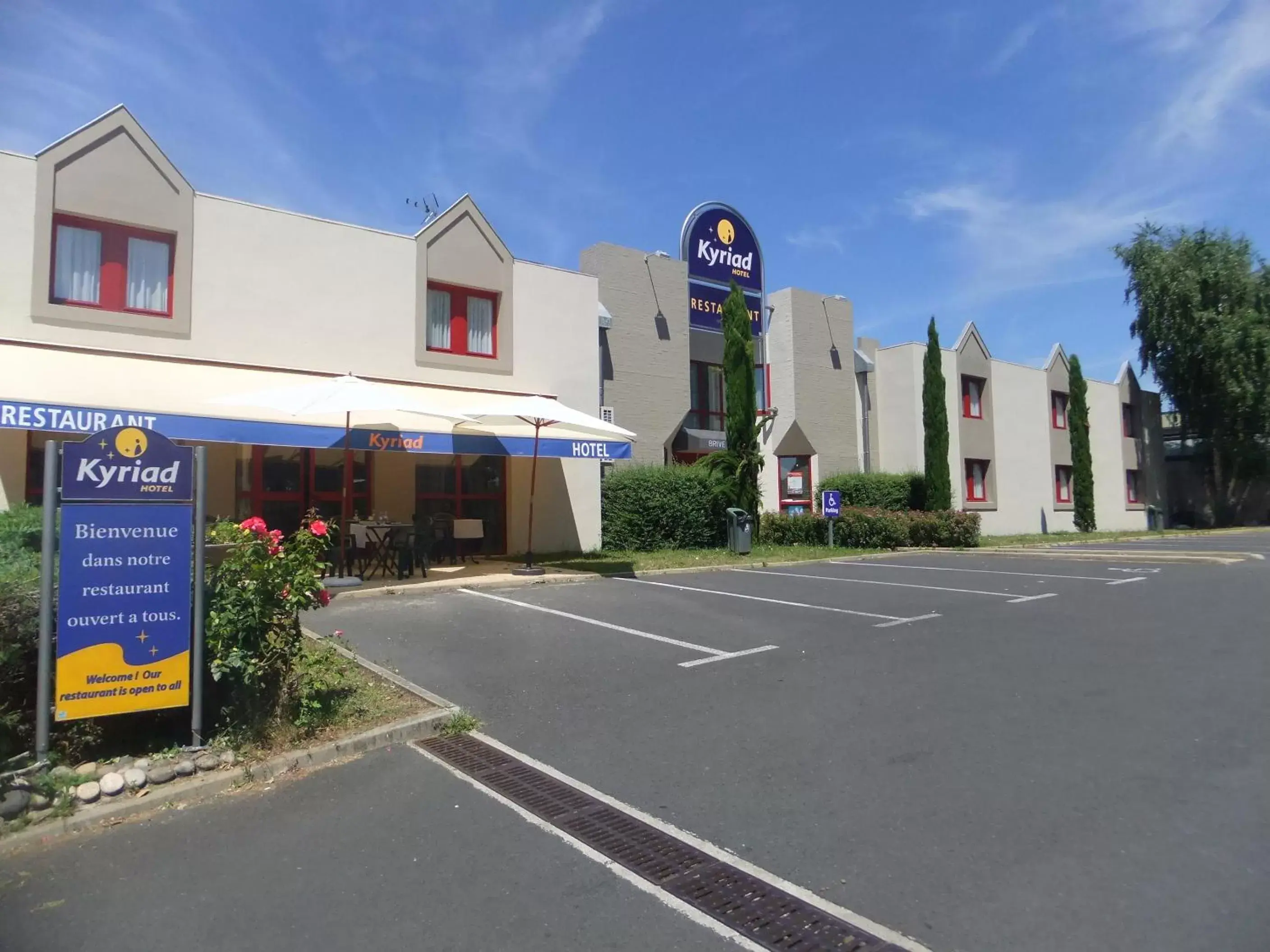 Facade/entrance, Property Building in Hotel Restaurant Kyriad Brive Centre