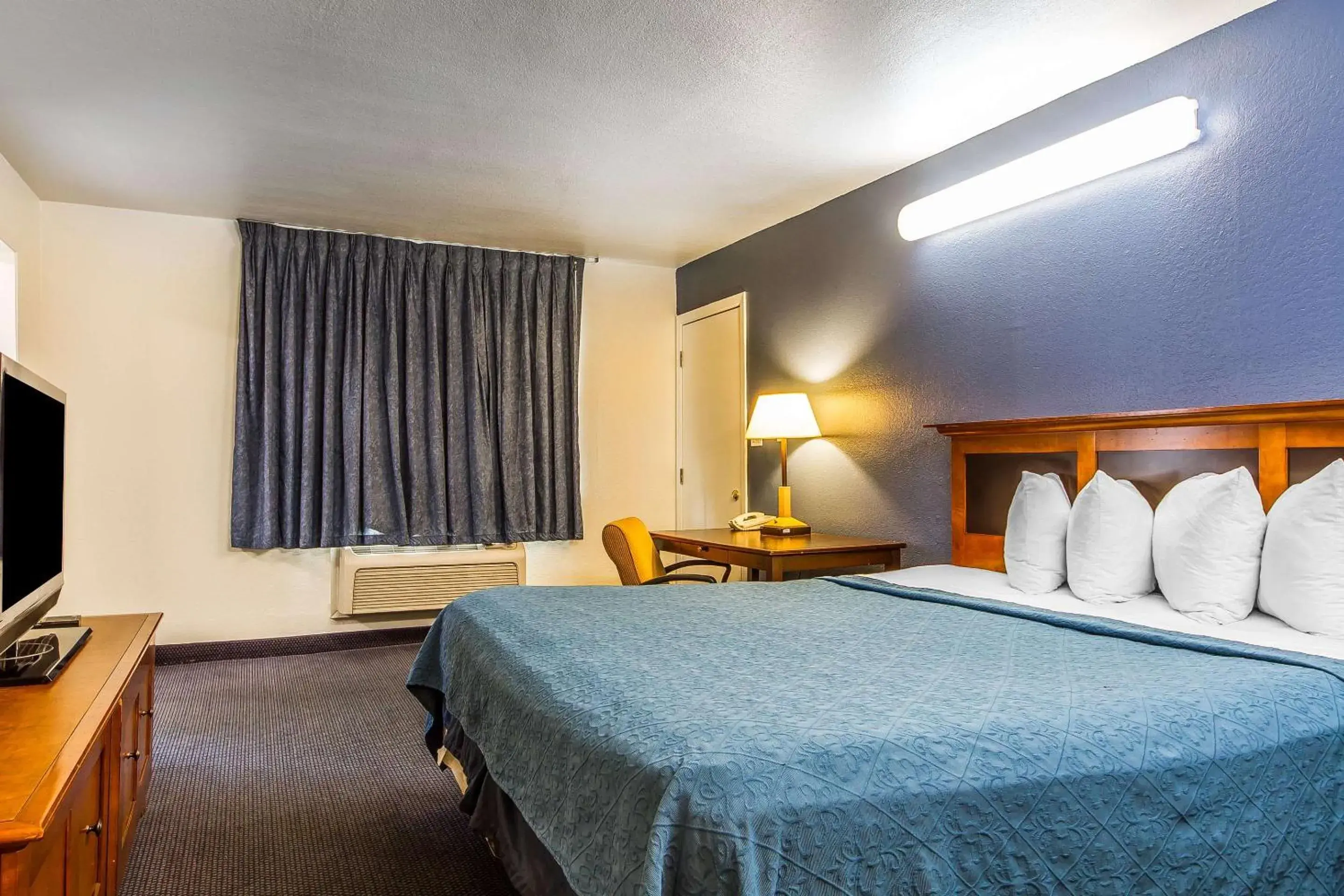 Photo of the whole room, Bed in Rodeway Inn Auburn – Foresthill