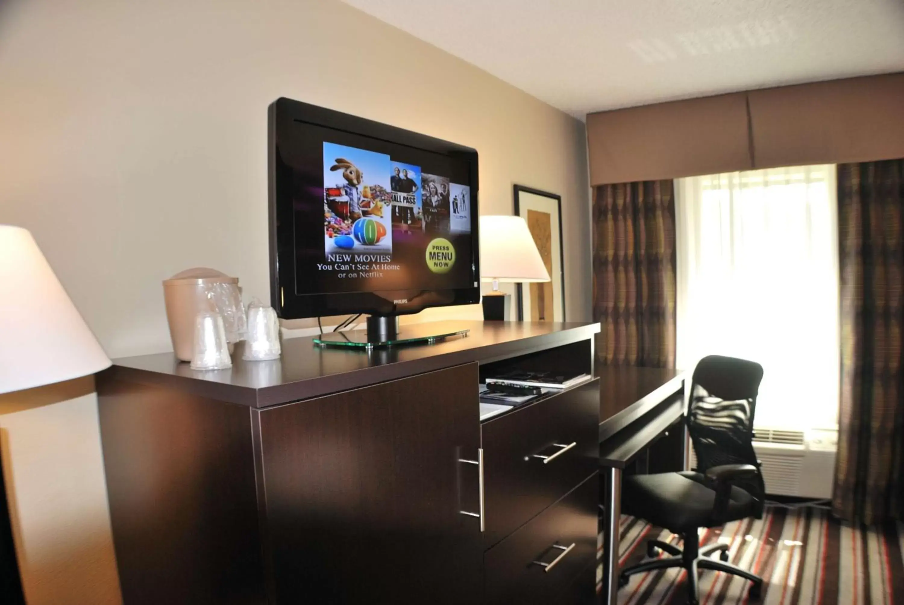 Photo of the whole room, TV/Entertainment Center in Holiday Inn Express Nashville W-I40, an IHG Hotel