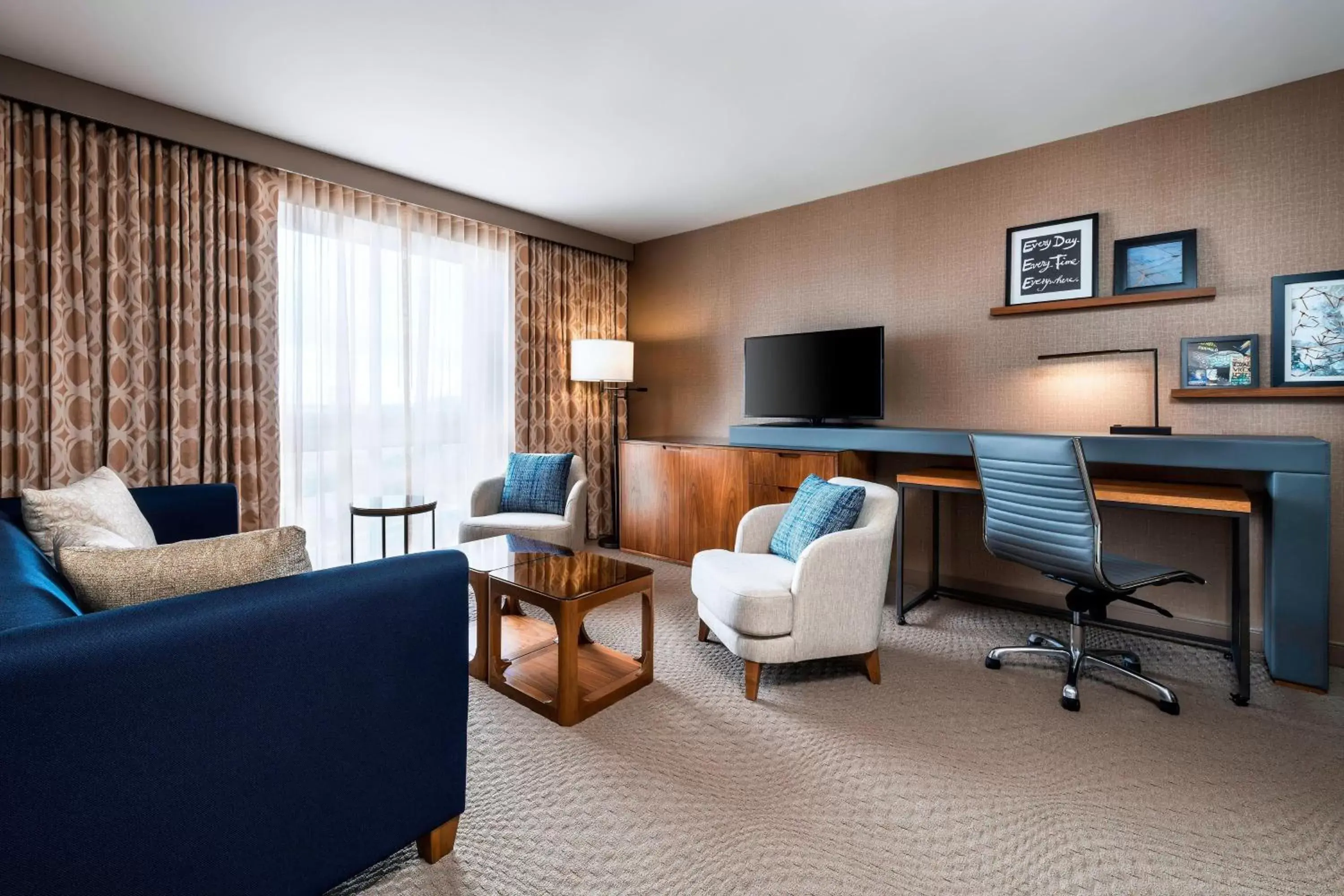 Living room, Seating Area in Sheraton Toronto Airport Hotel & Conference Centre