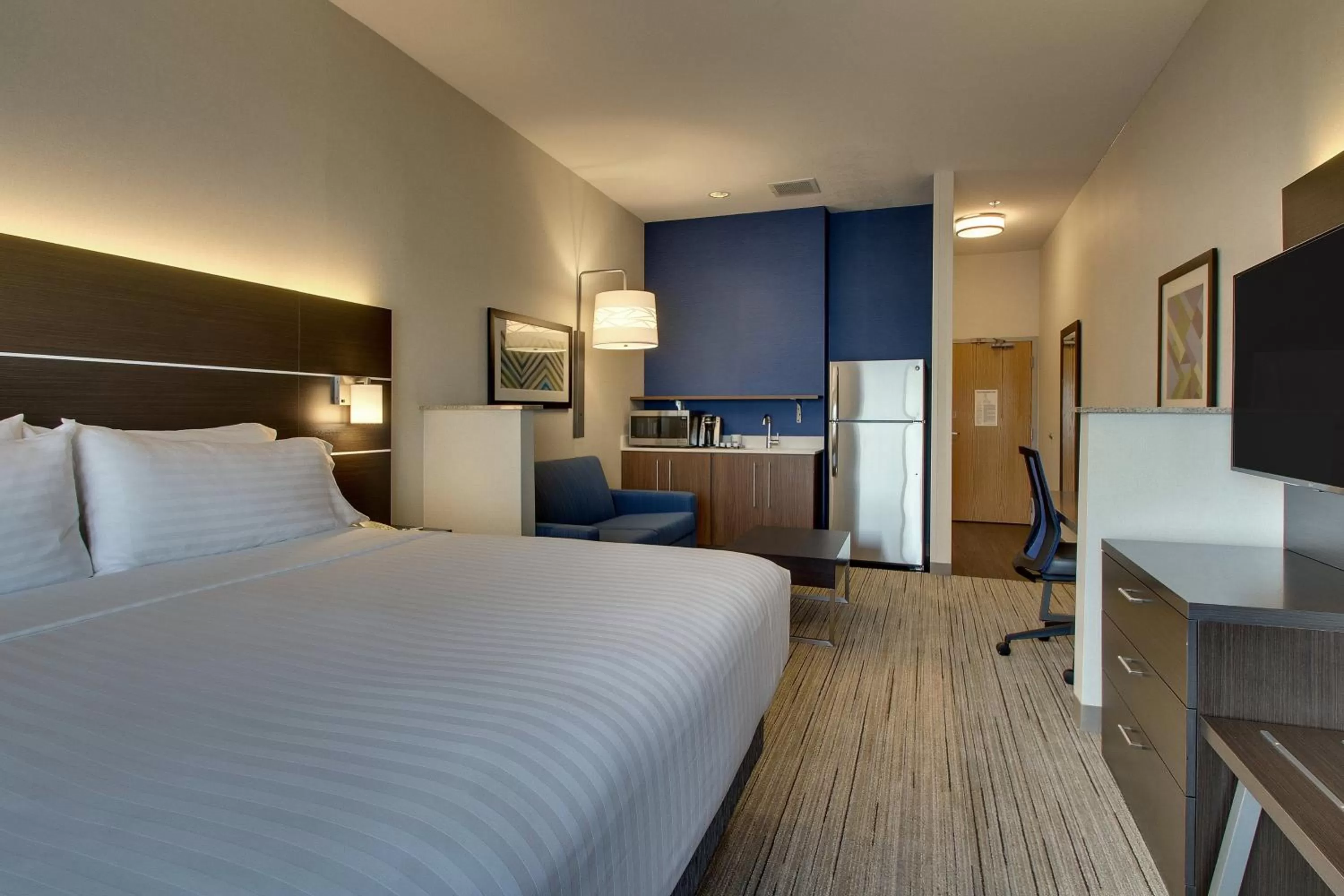Photo of the whole room, Bed in Holiday Inn Express Hotel & Suites Morris by IHG