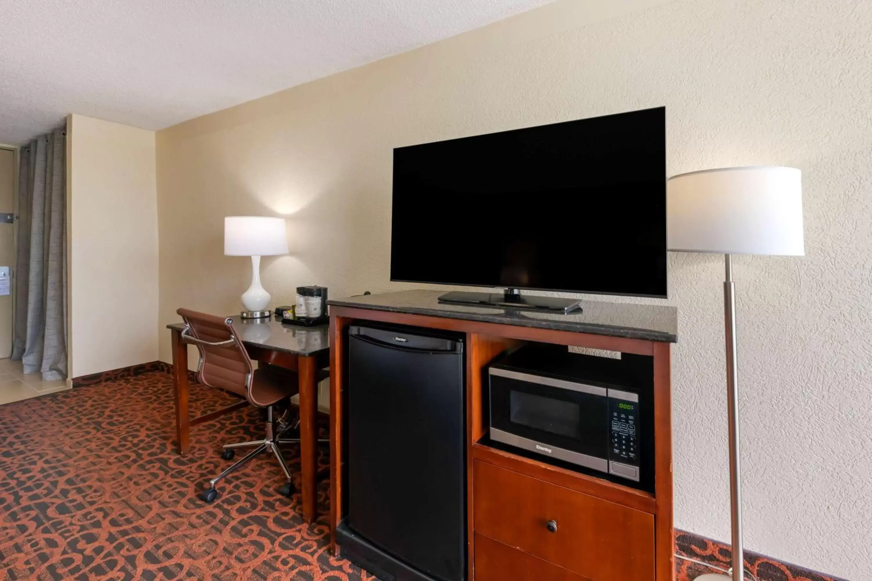 Bedroom, TV/Entertainment Center in Best Western Plus North Miami-Bal Harbour