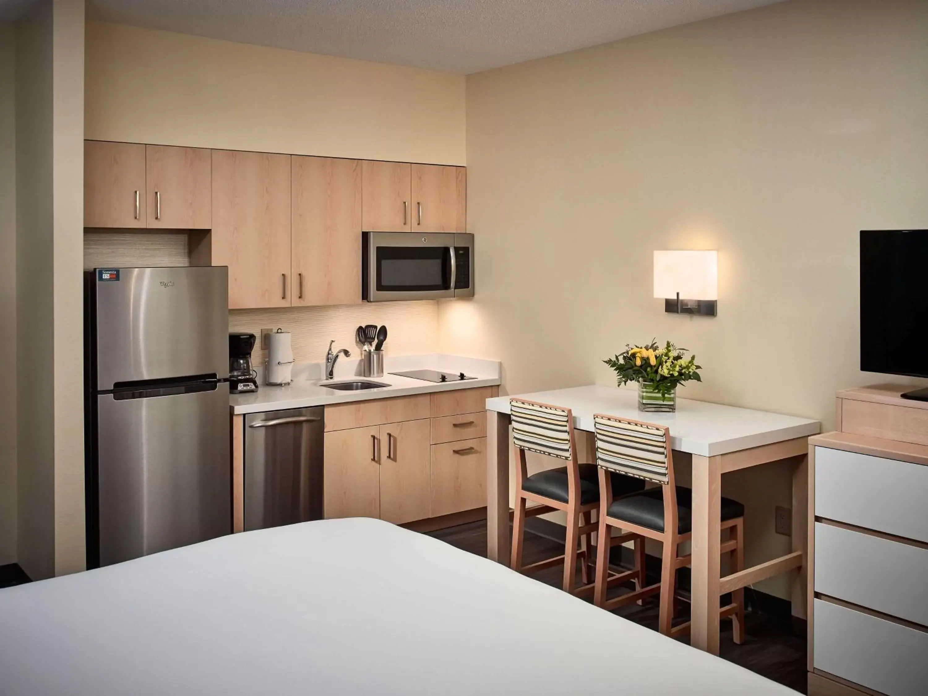 Photo of the whole room, Kitchen/Kitchenette in Sonesta ES Suites Gwinnett Place Atlanta