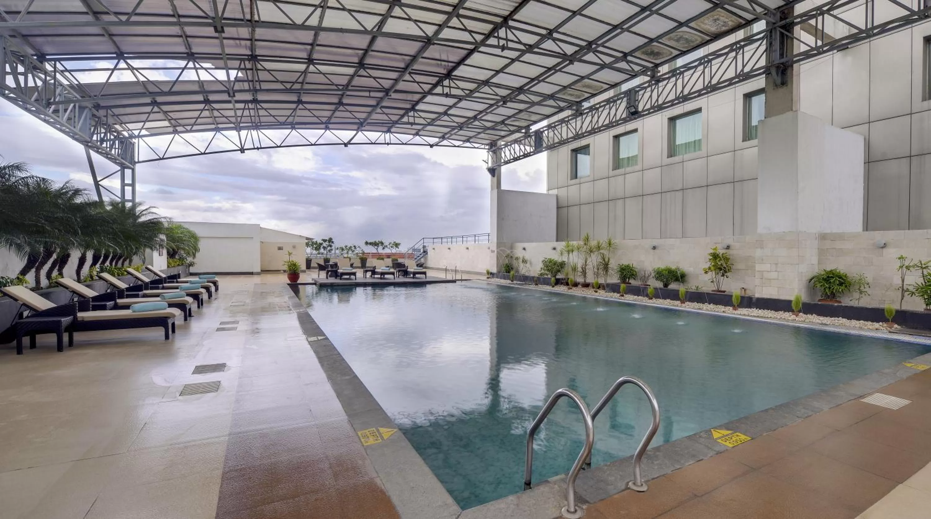 Swimming pool in Pride Plaza Hotel, Kolkata
