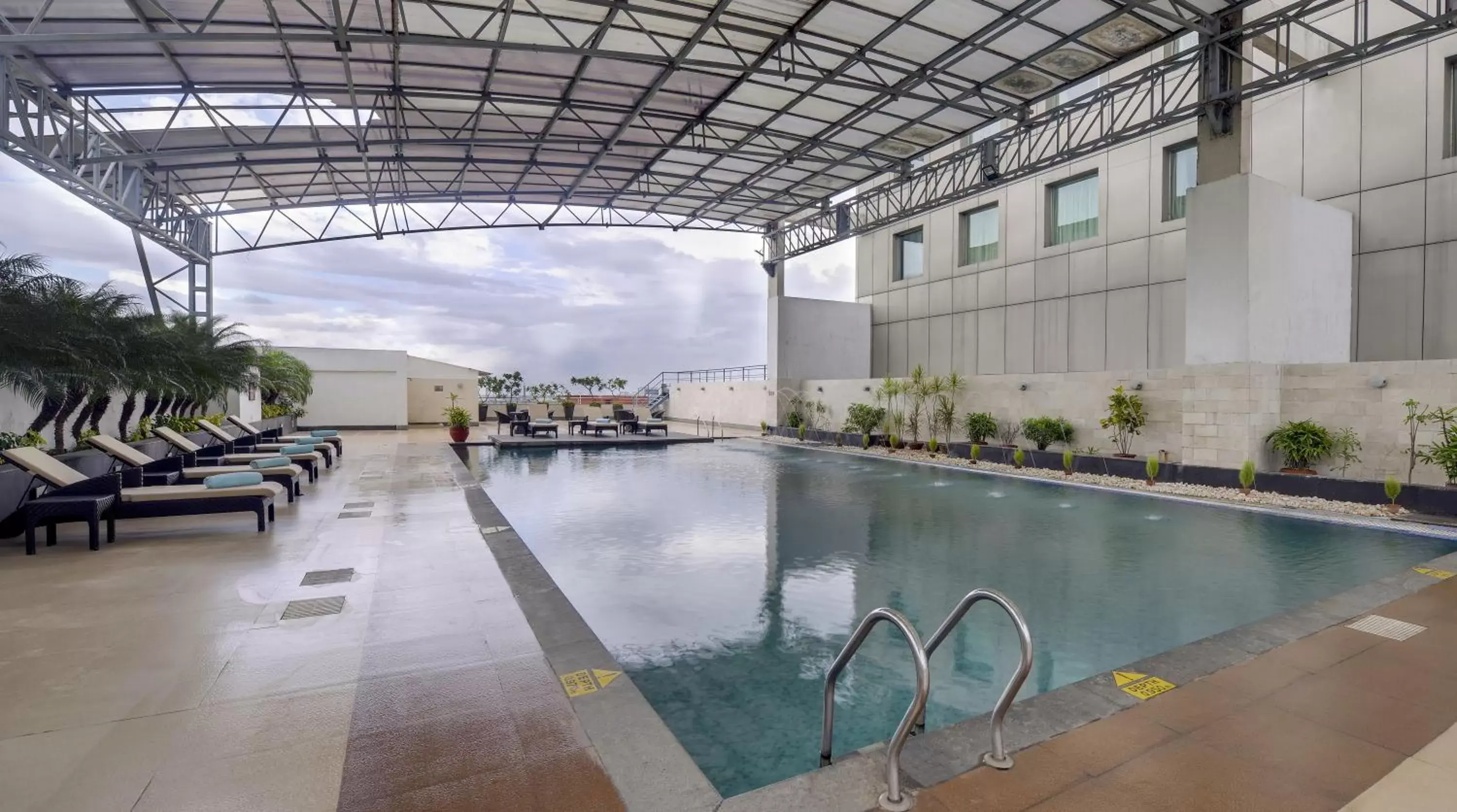 Swimming pool in Pride Plaza Hotel, Kolkata Swimming pool in Pride Plaza Hotel, Kolkata