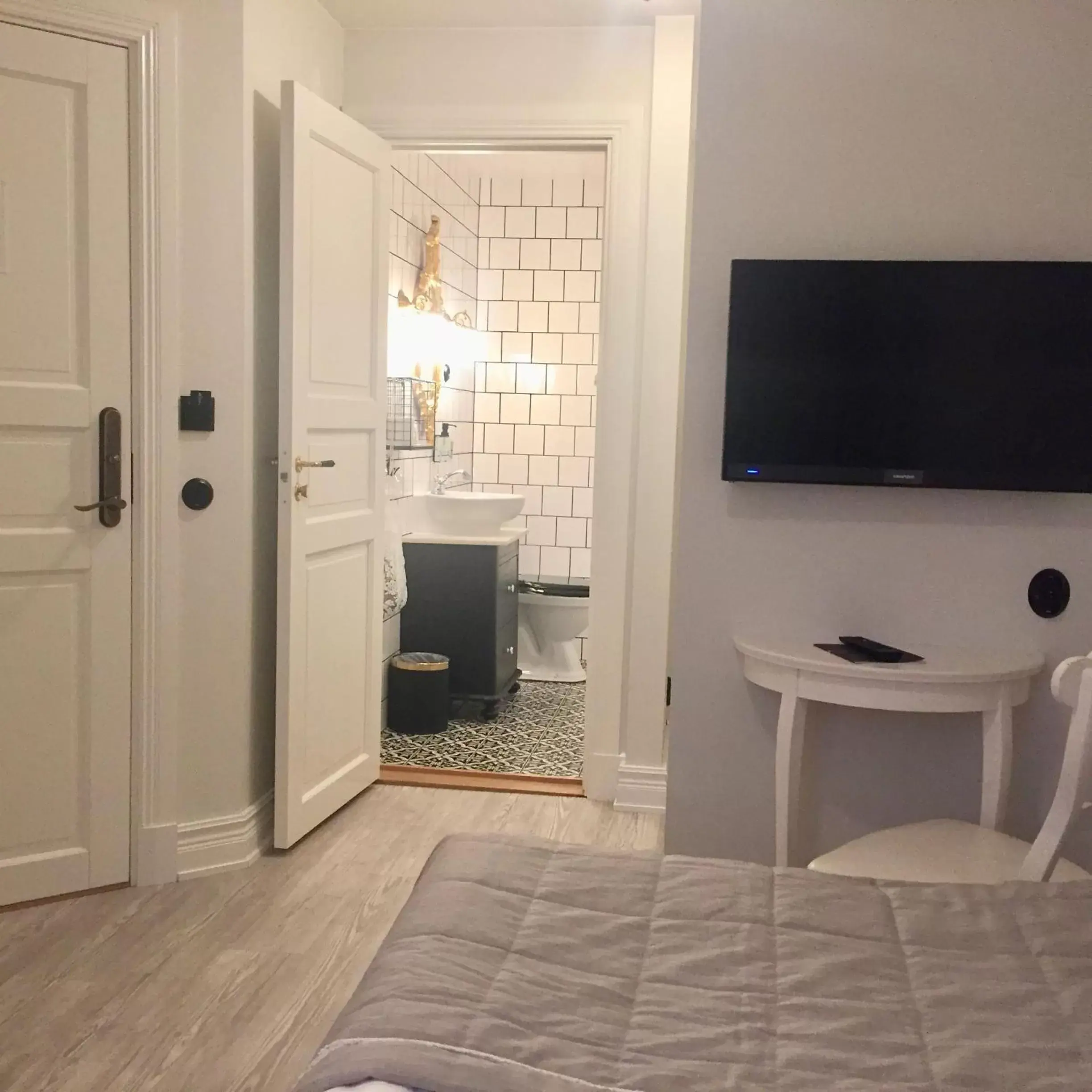 Bathroom, TV/Entertainment Center in Hotell Hamngatan 27