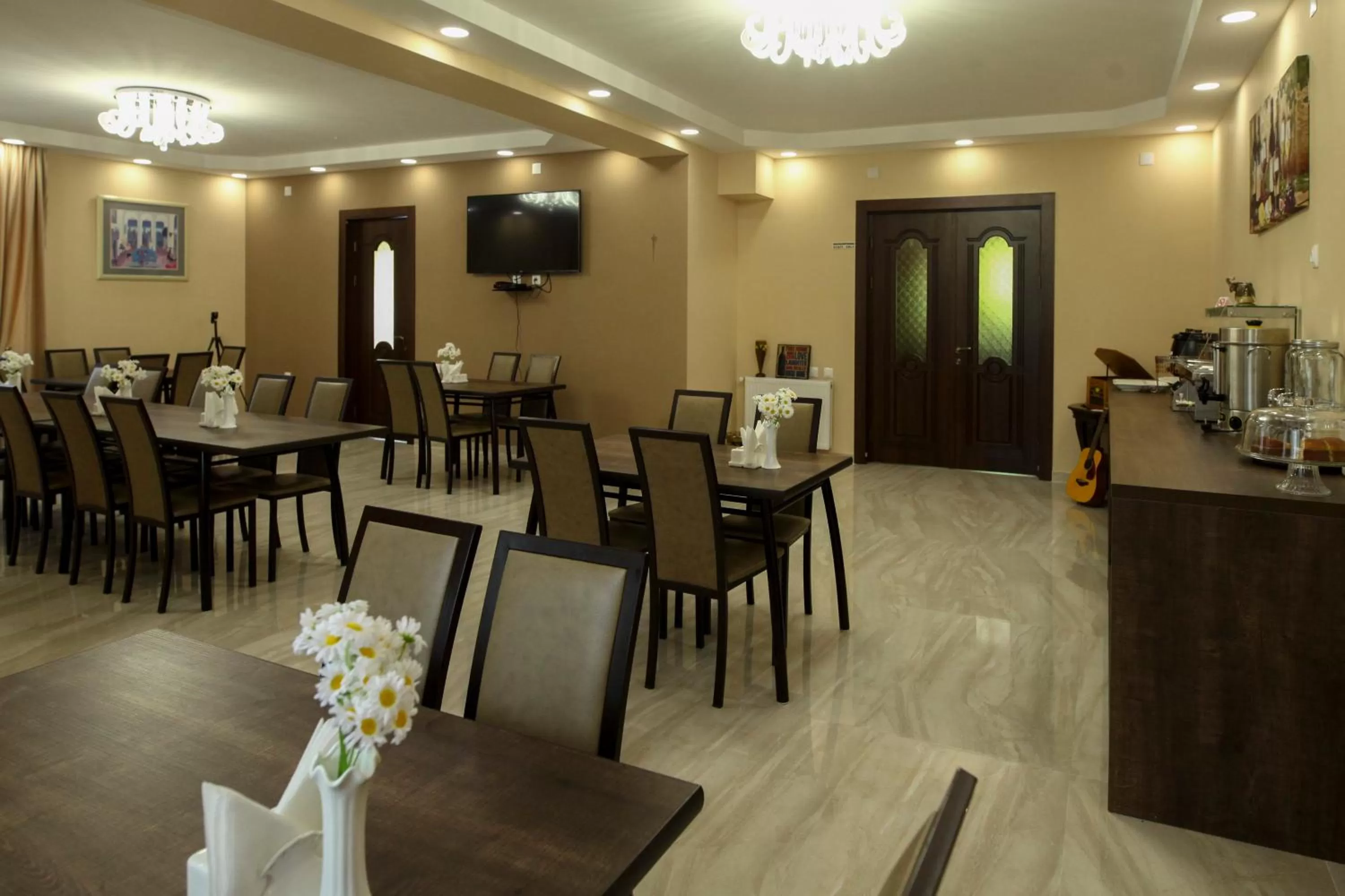 Restaurant/places to eat in Hotel Patriot