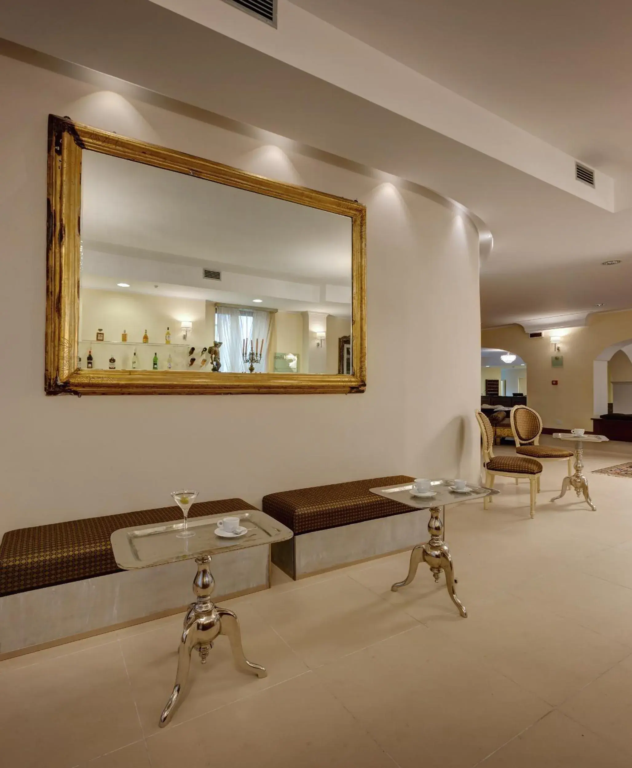 Lounge or bar, Bathroom in Hotel Parco delle Fontane