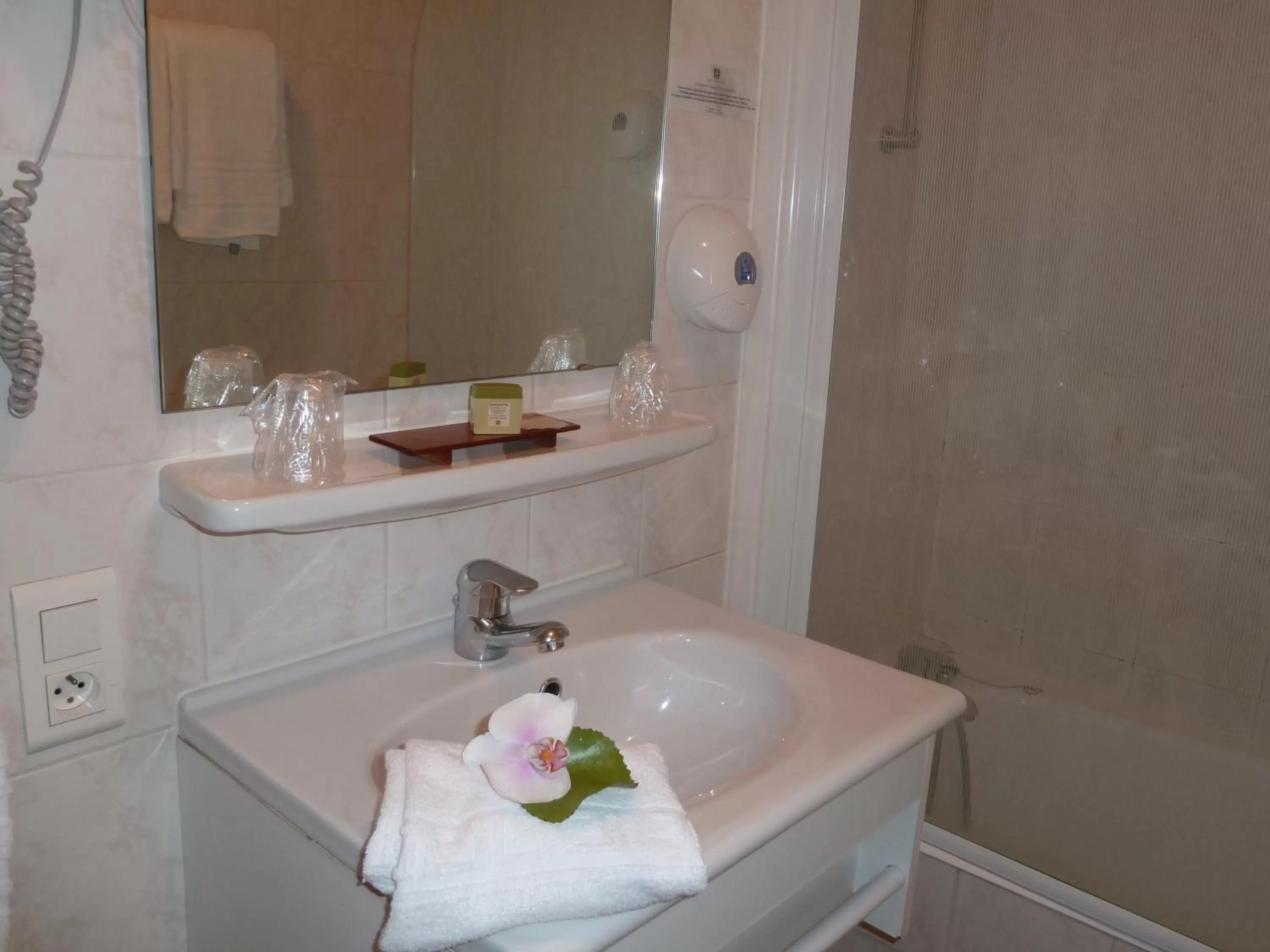 Bathroom in Hôtel Concorde - Rodez Centre Ville