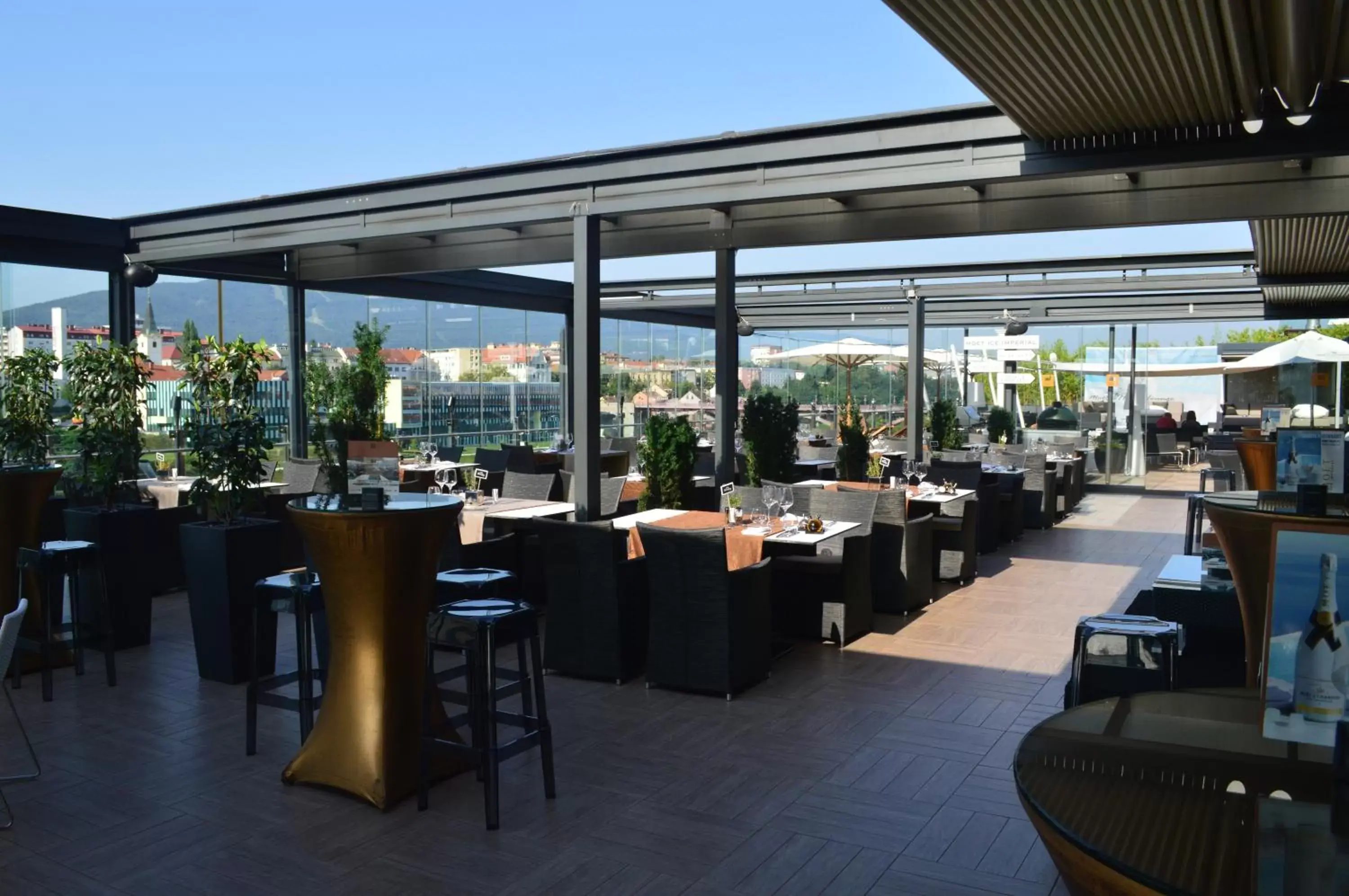 Patio, Restaurant/Places to Eat in Hotel City Maribor