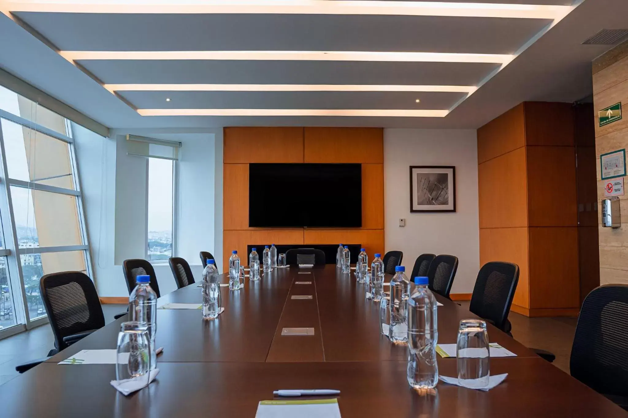 Meeting/conference room in Holiday Inn Guayaquil Airport, an IHG Hotel