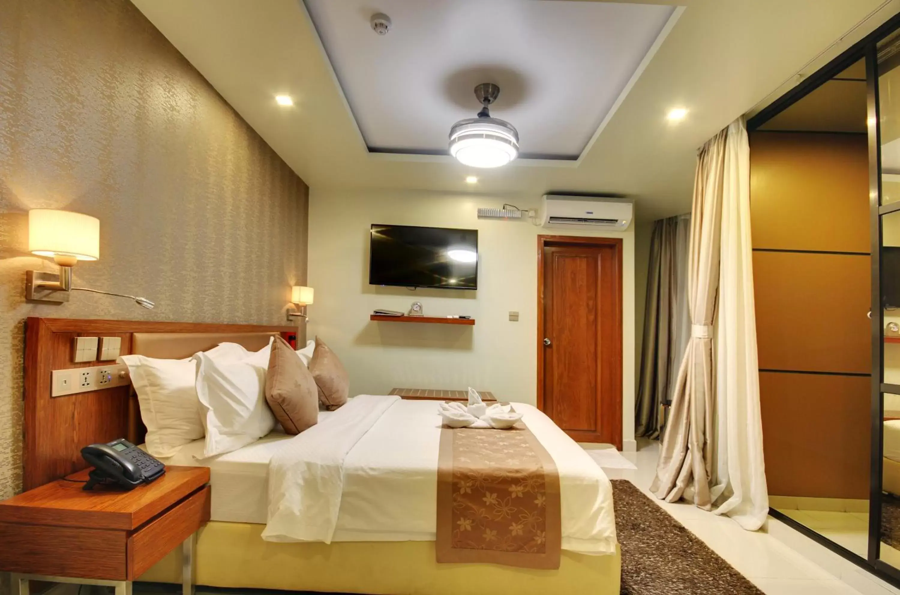 Photo of the whole room, Bed in Unima Grand Photo of the whole room, Bed in Unima Grand