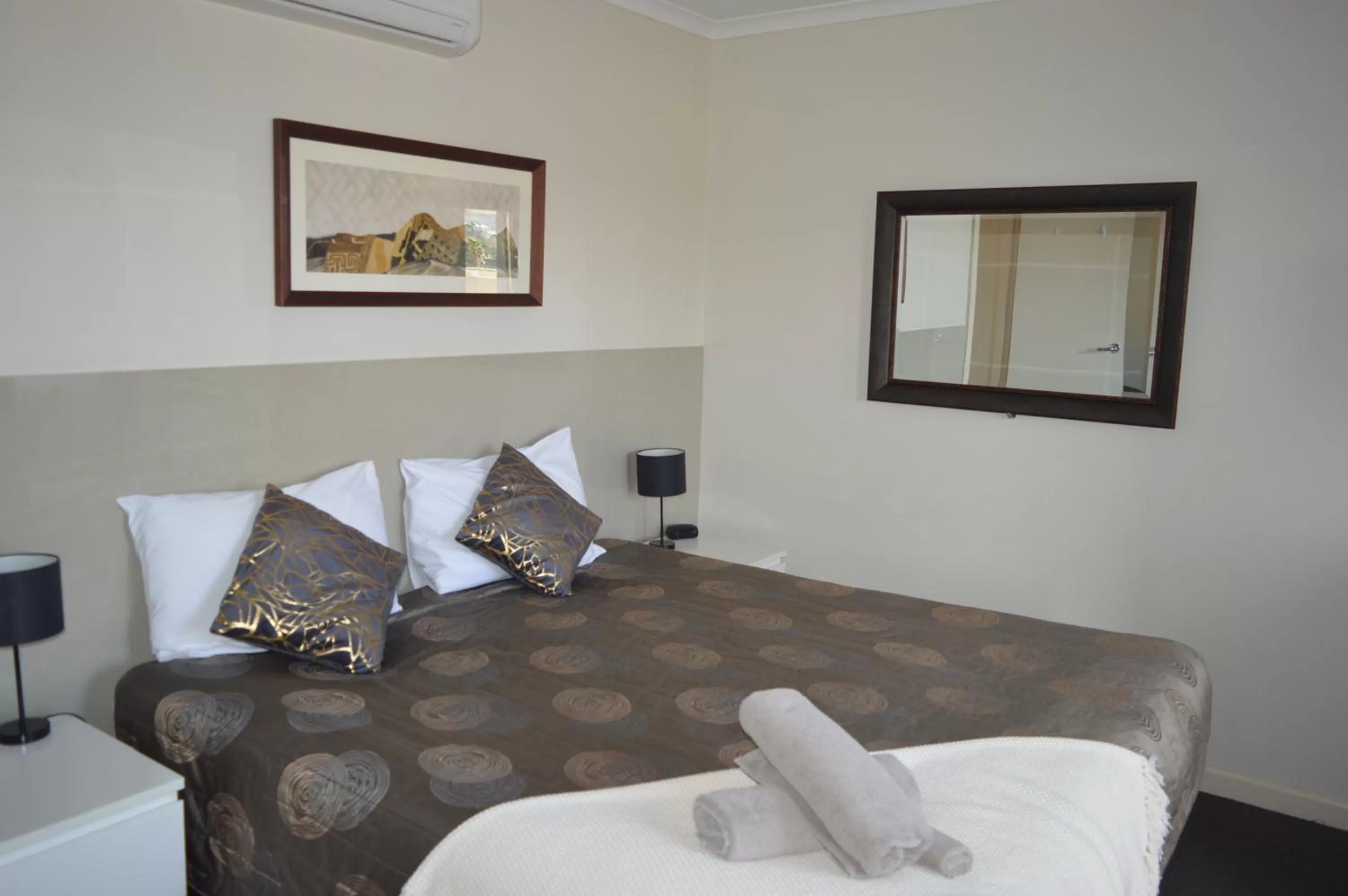 Bedroom, Bed in Blue Lake Motel