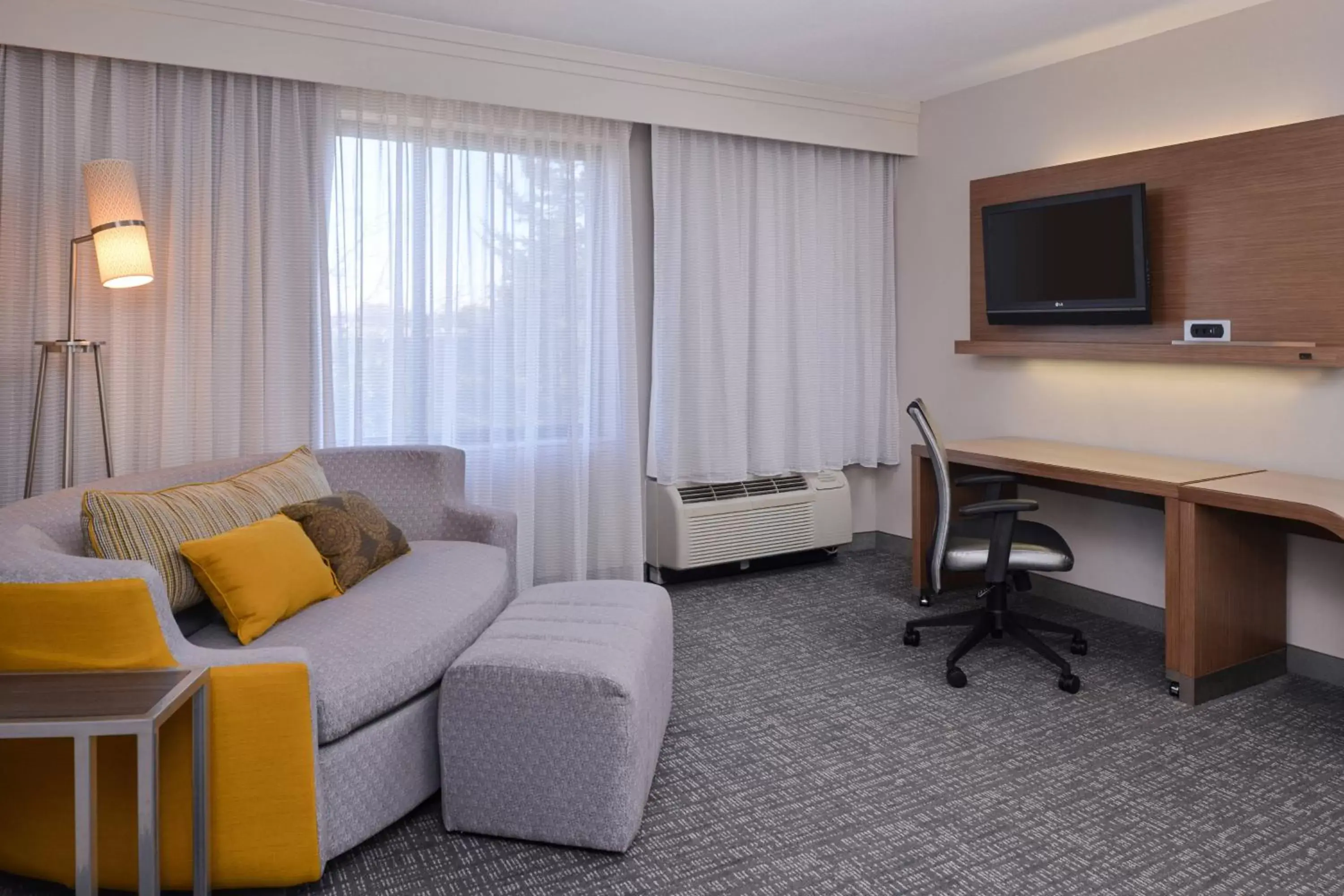 Bedroom, TV/Entertainment Center in Courtyard by Marriott Milwaukee North/Brown Deer