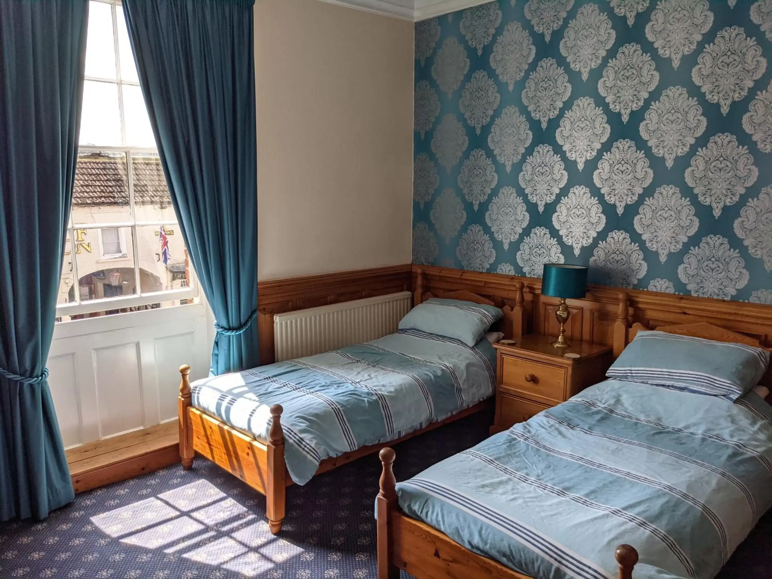 Standard Twin Room - single occupancy - Upper Floor in The Londesborough Arms bar with en-suite rooms Standard Twin Room - single occupancy - Upper Floor in The Londesborough Arms bar with en-suite rooms