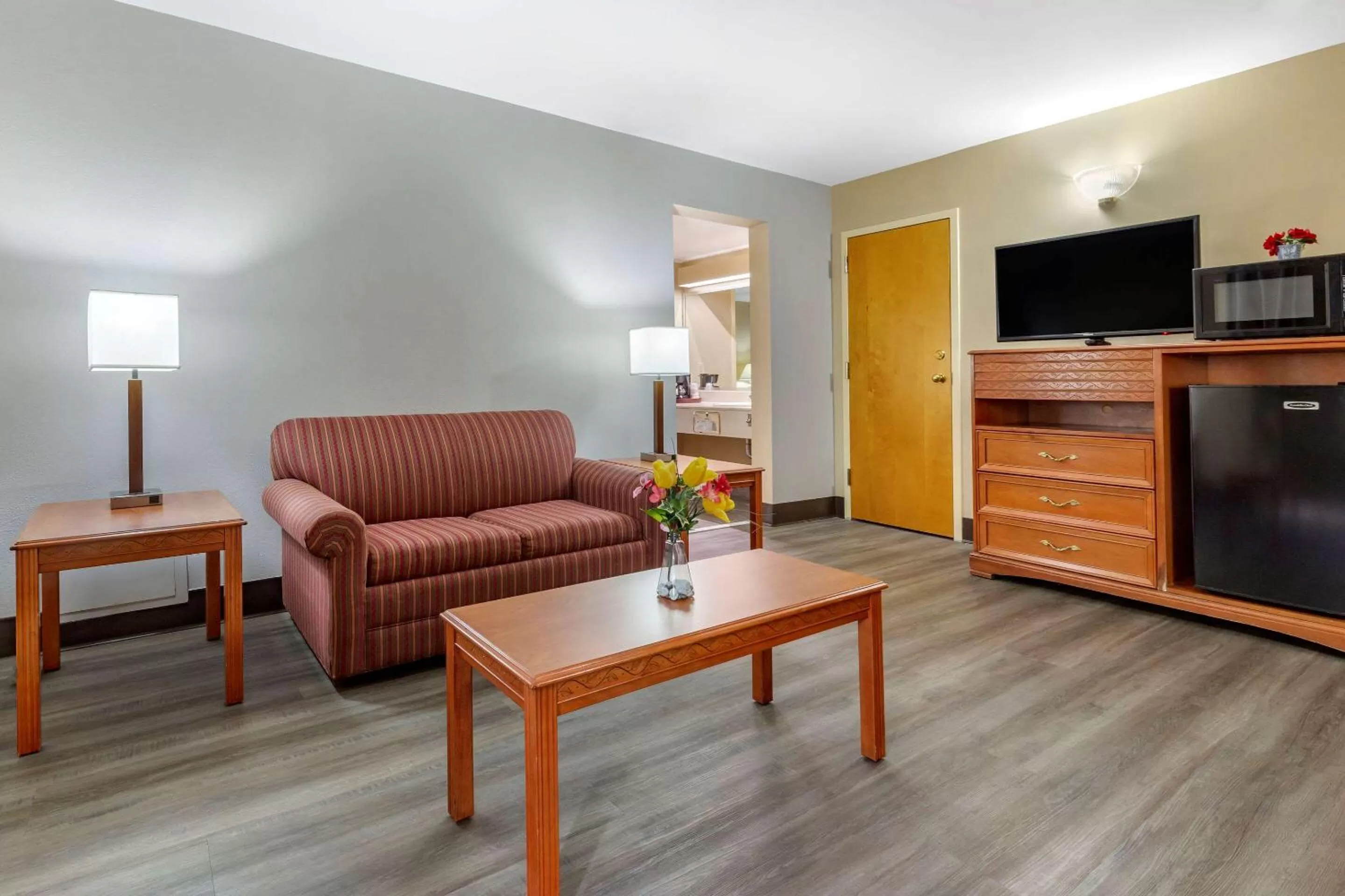 Presidential King Suite - Smoking in Econo Lodge & Suites Southern Pines