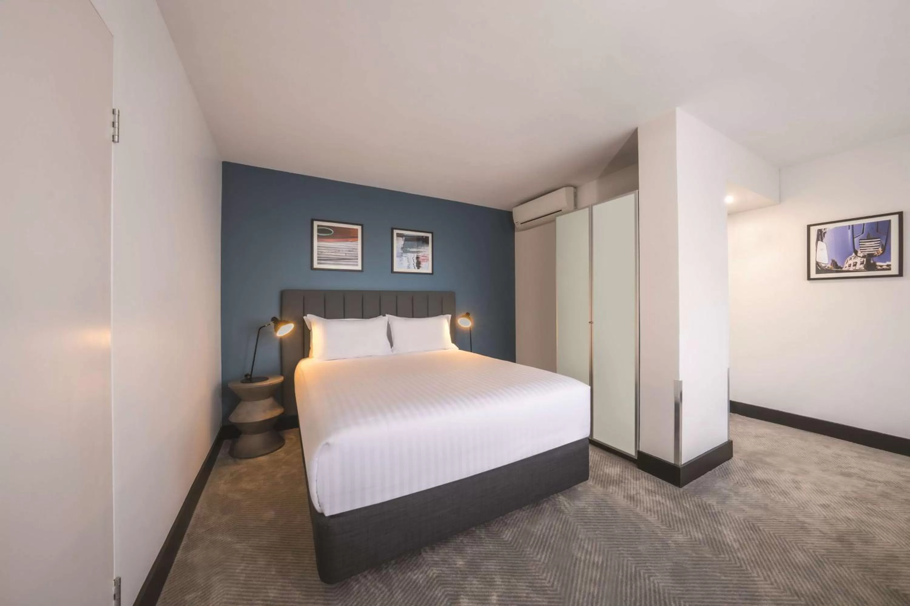 Bedroom, Bed in Travelodge Hotel Hobart