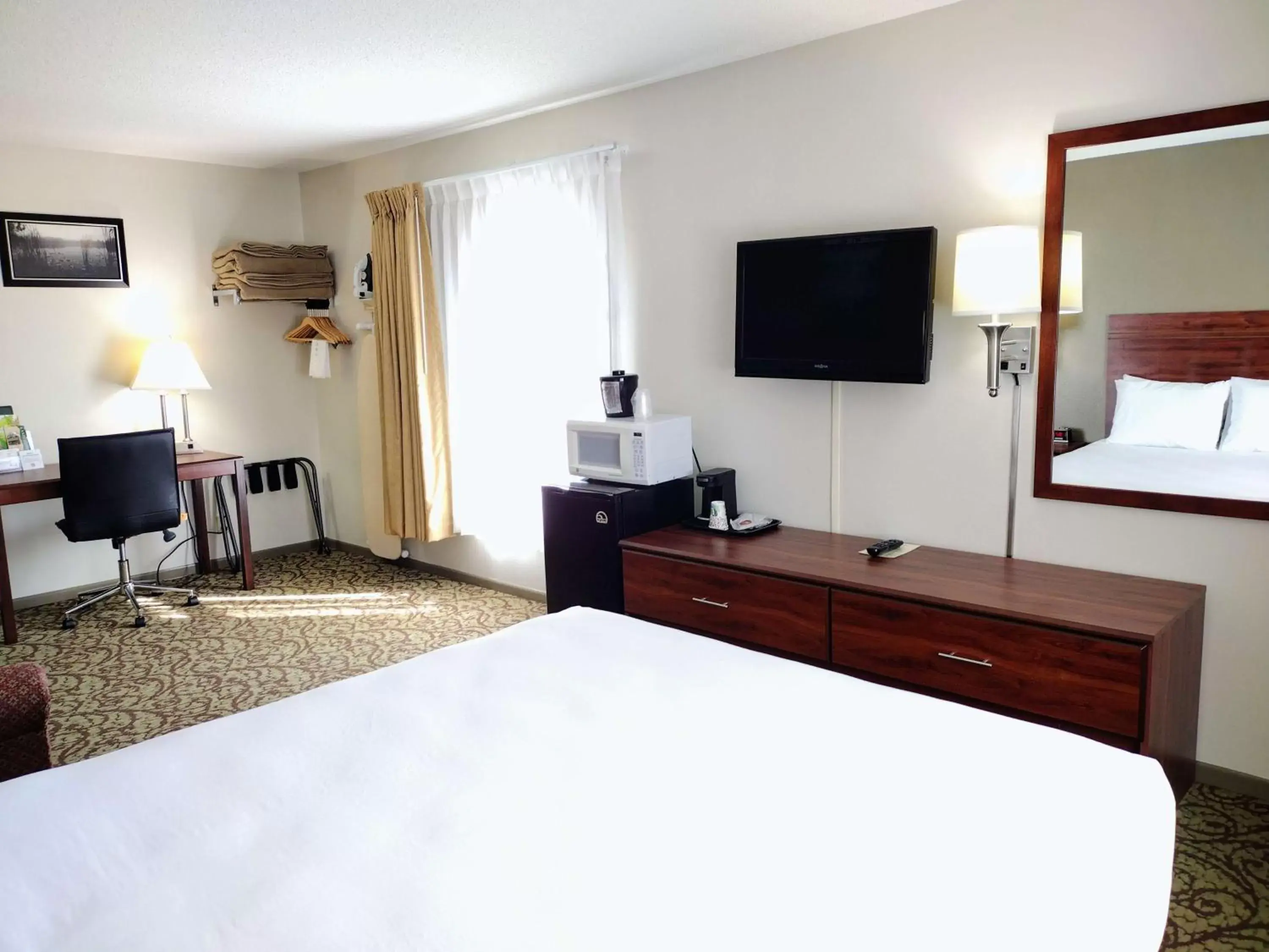 Bed, TV/Entertainment Center in SureStay Hotel by Best Western Spicer