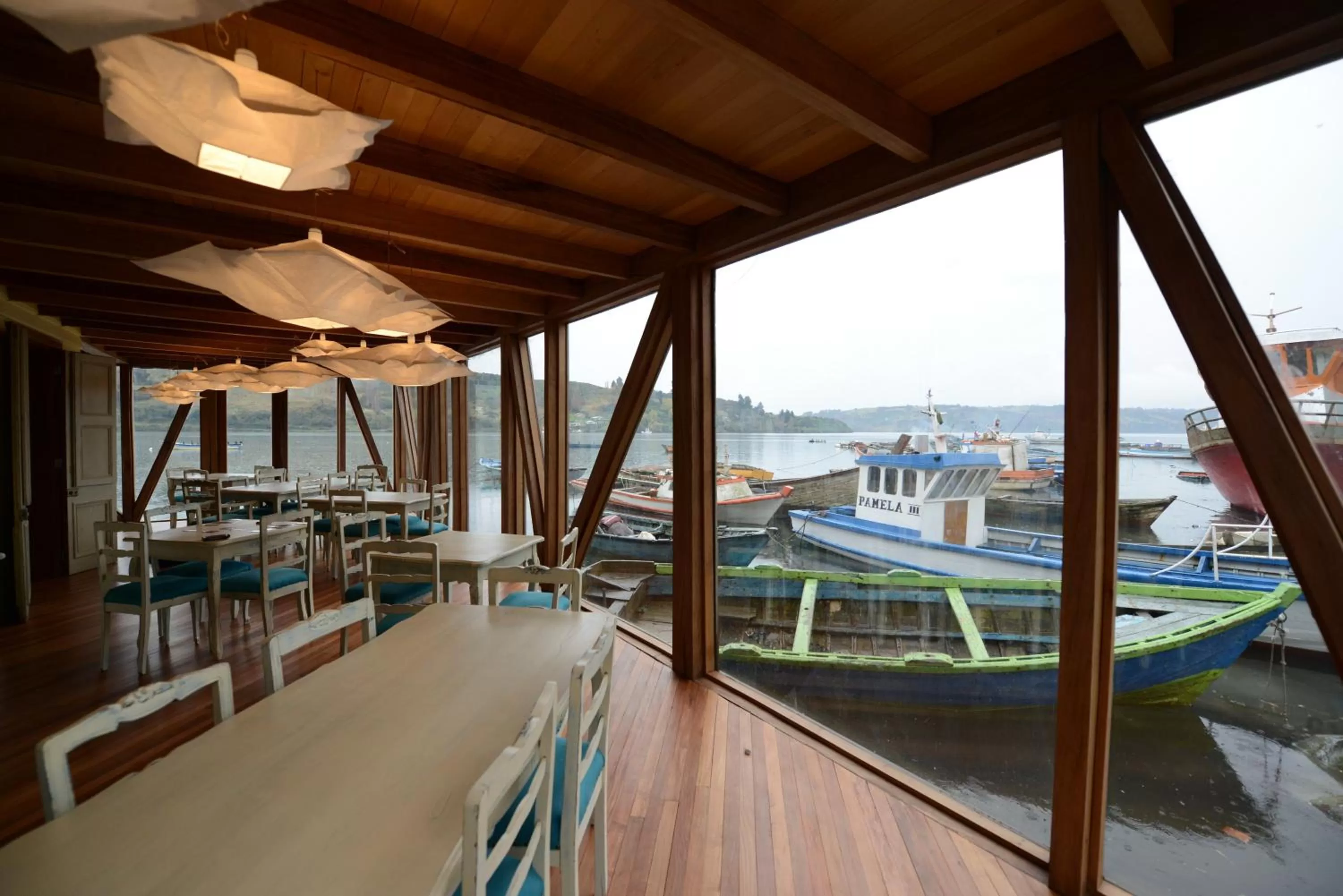 Staff, Pool View in Sizigia